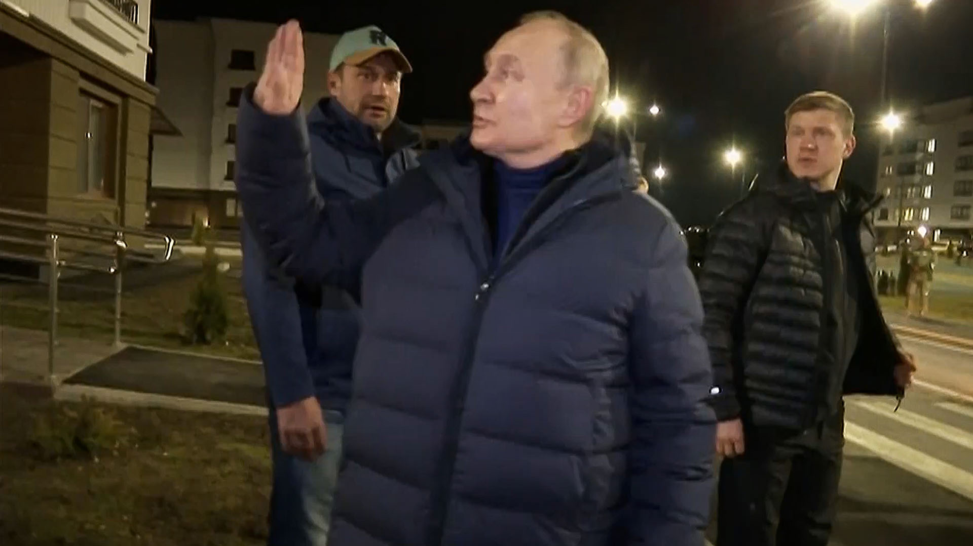 En esta foto tomada de un vídeo publicado por Russian TV Pool el domingo 19 de marzo de 2023, el presidente ruso Vladimir Putin saluda a los residentes locales después de visitar su nuevo piso durante su visita a Mariupol en la región de Donetsk controlada por Rusia, Ucrania. 