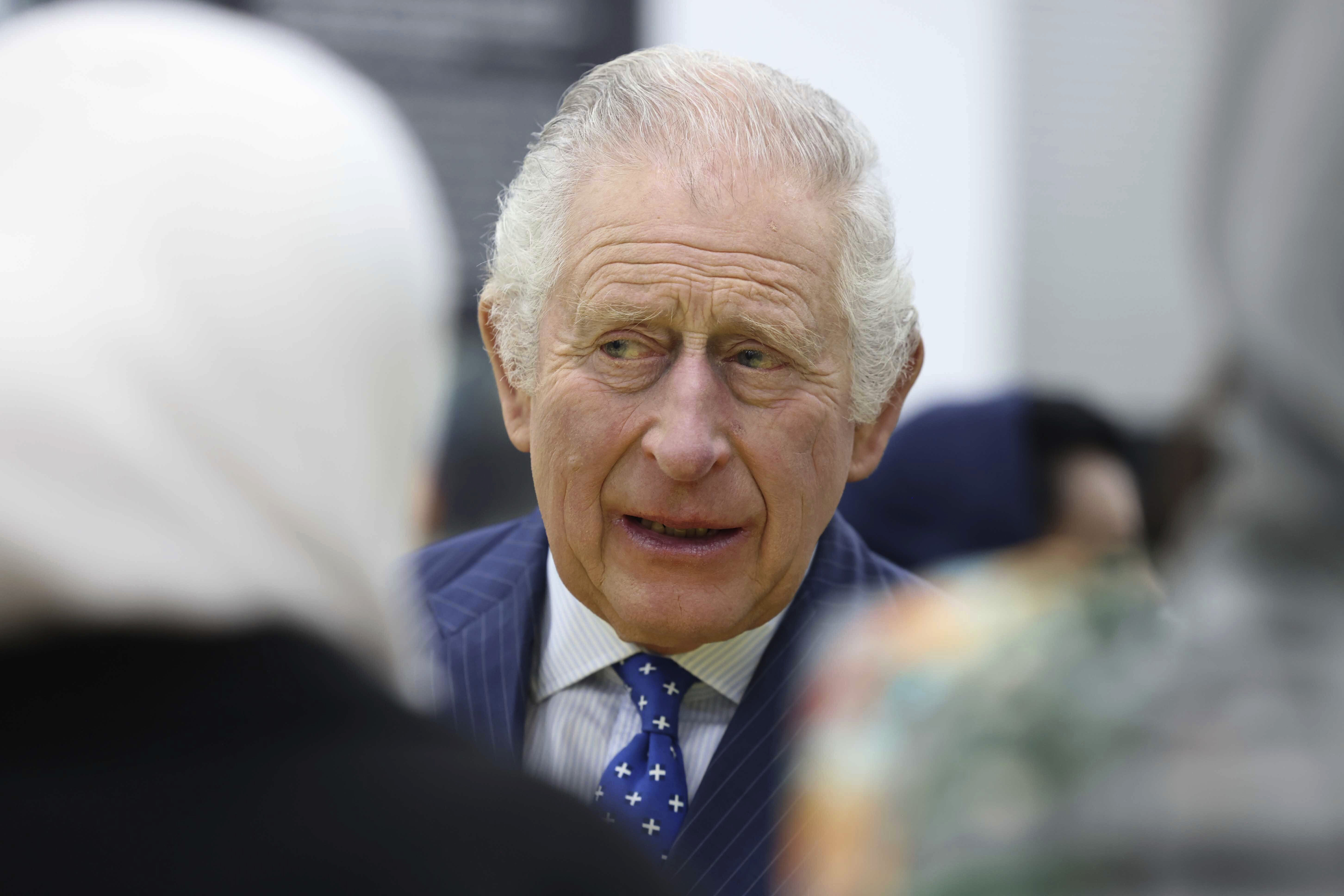 Según el Palacio de Buckingham, la visita de Carlos III a Francia no está en duda (AP)