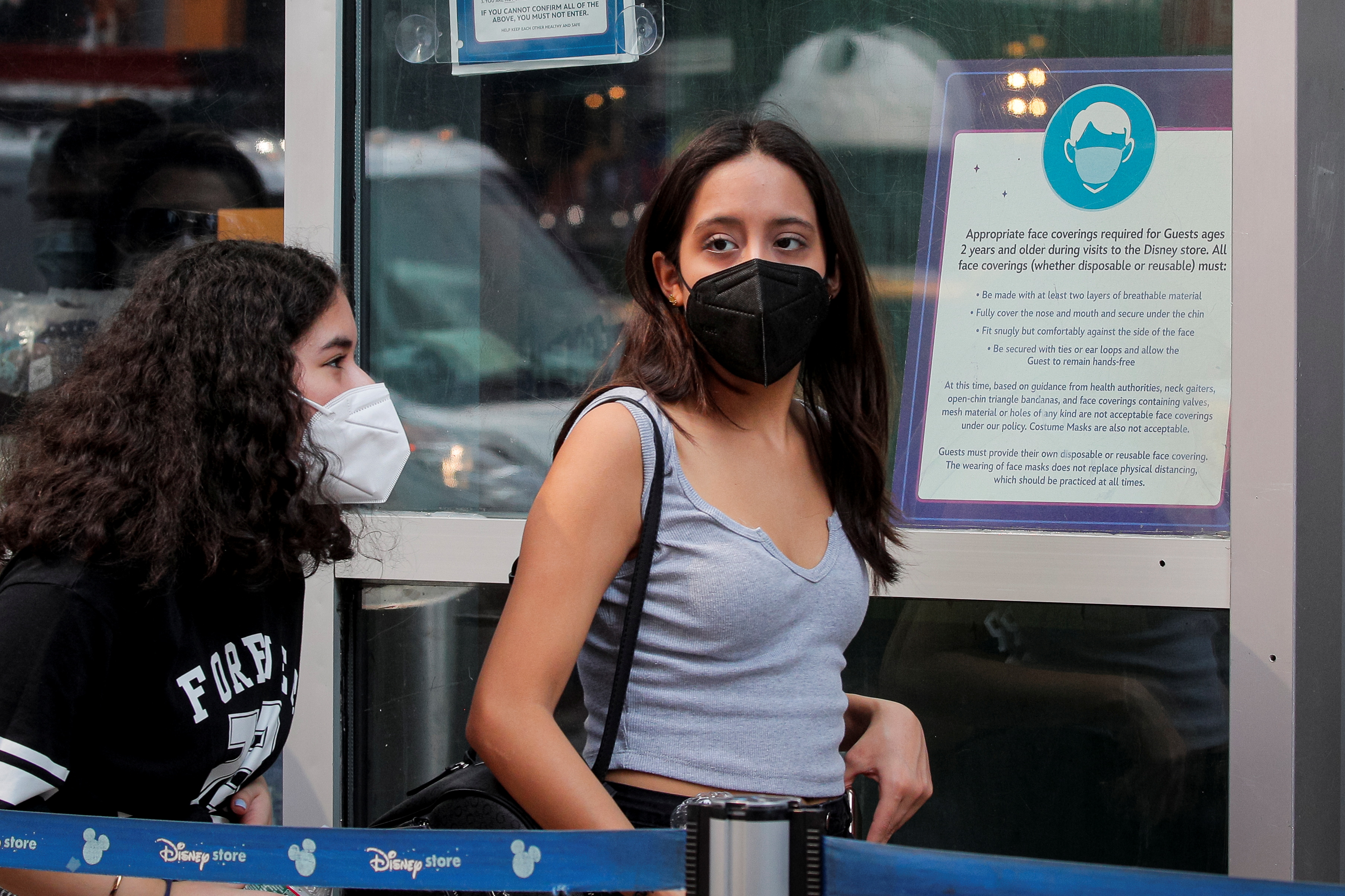 Las personas usan máscaras contra la enfermedad del coronavirus (COVID-19), siguiendo la recomendación de los CDC. Times Square en la ciudad de Nueva York. , Nueva York, EE. UU., 27 de julio de 2021. REUTERS / Brendan McDermid