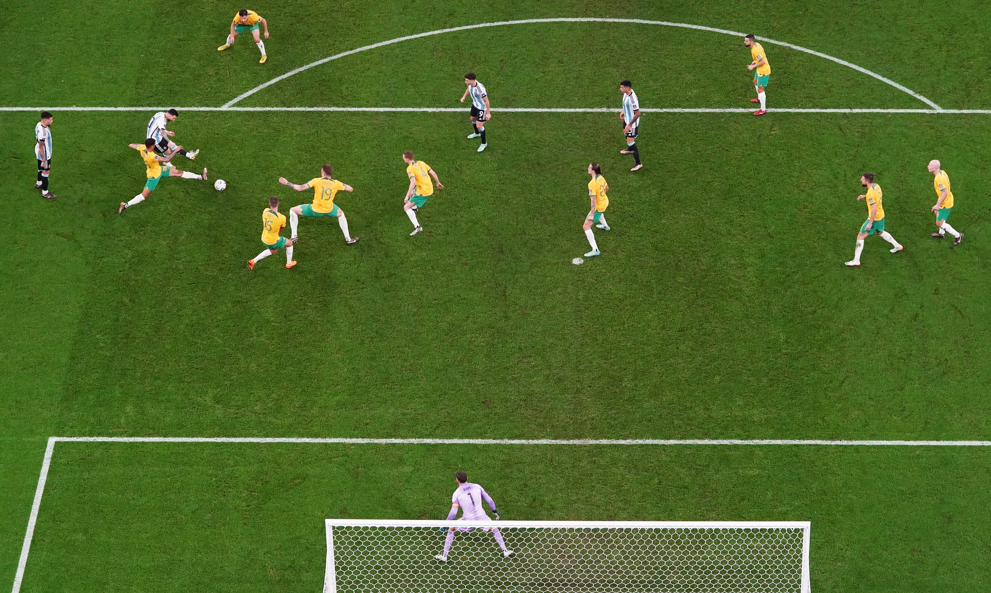 Así fue el gol de Messi que destrabó el duelo ante Australia y le dio la ventaja a Argentina en el Mundial Qatar 2022: superó una “barrera” de siete hombres