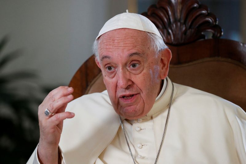 El Papa Francisco habla durante una entrevista exclusiva con Reuters, en el Vaticano, el 2 de julio de 2022. REUTERS/Remo Casilli