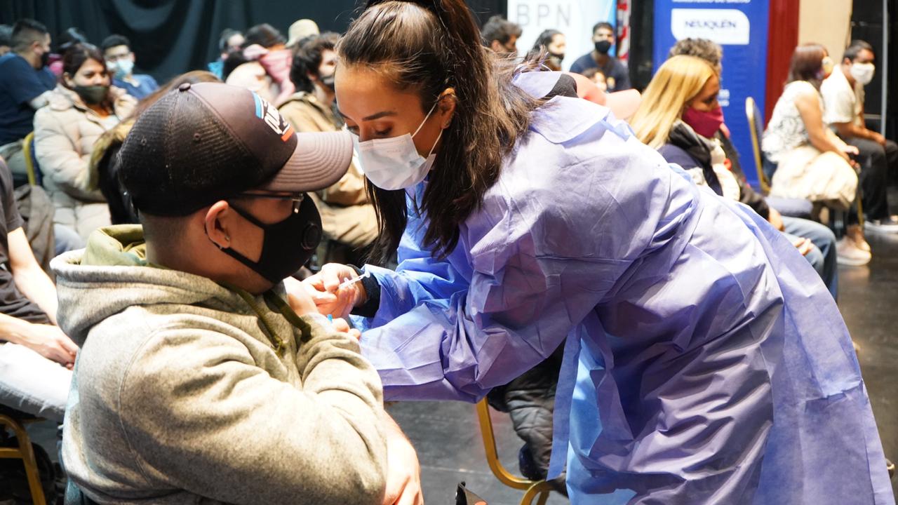 El sábado pasado, empezó la vacunación Covid-19 en Neuquén en adolescentes con factores de riesgo. En esa provincia se aplicarán 13.440 dosis en esa población, según el Ministerio de Salud provincial