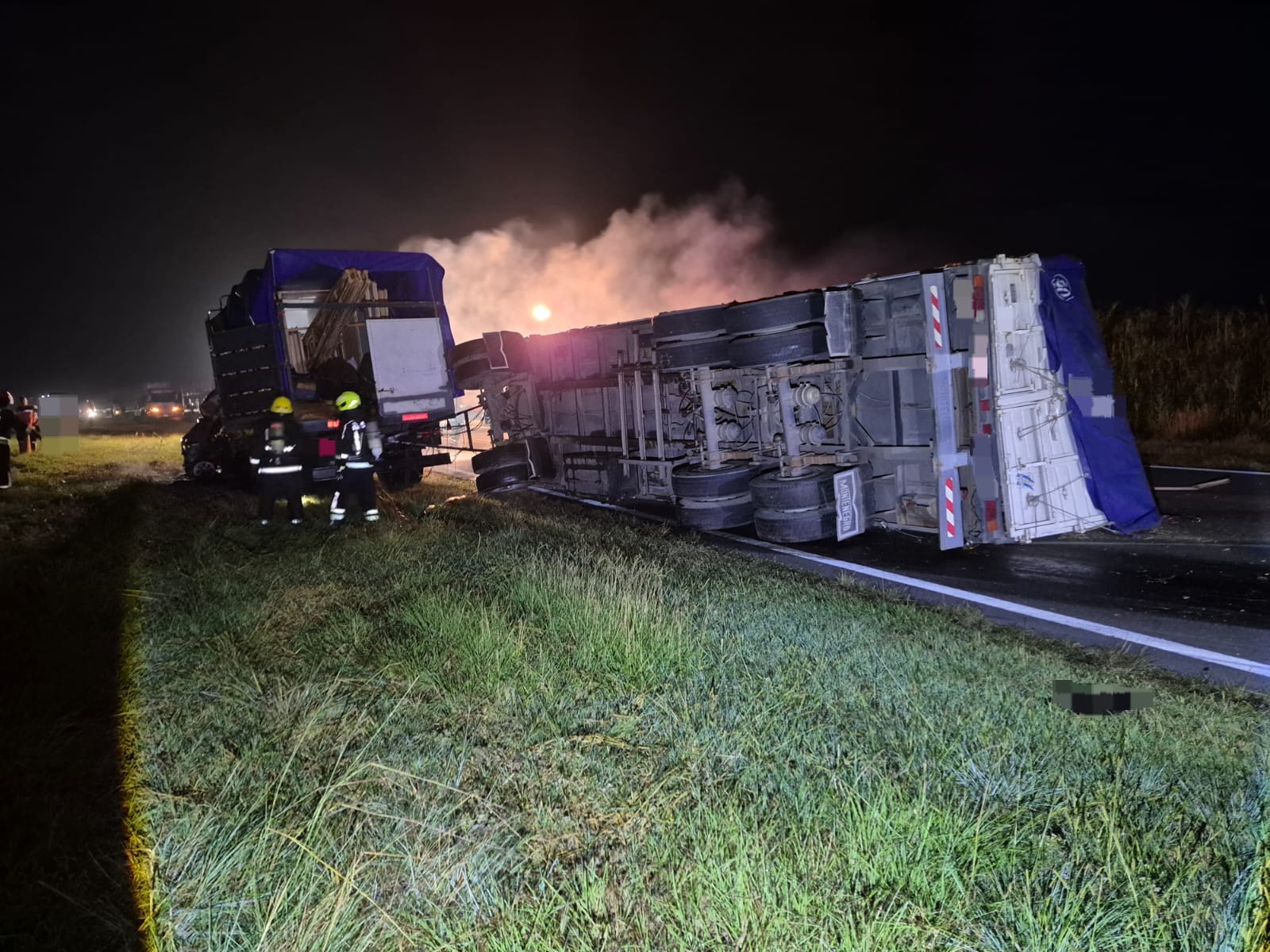 Tragedia en C&oacute;rdoba: una mujer muri&oacute; tras chocar contra un cami&oacute;n e incendiarse su auto