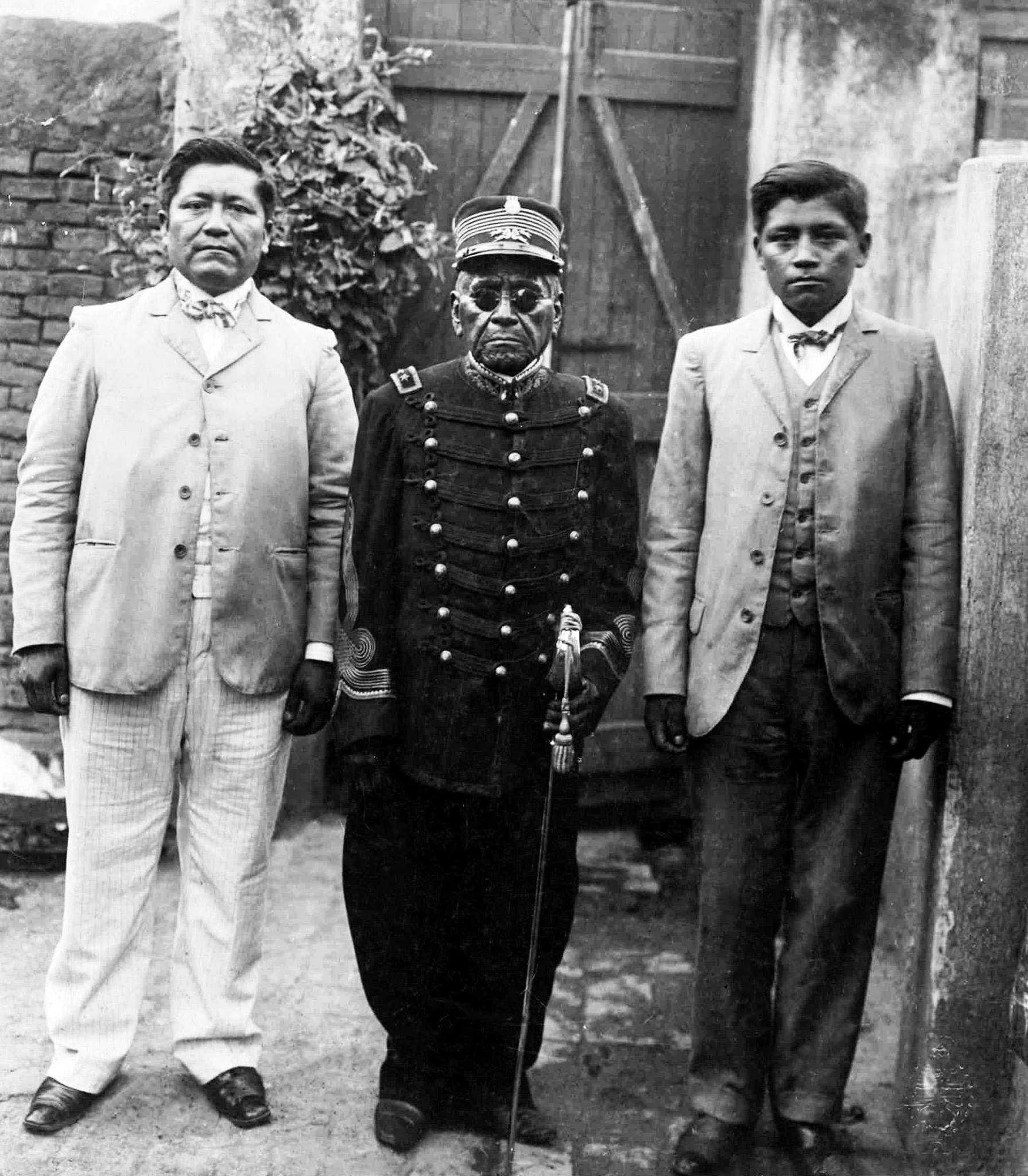 Ceferino, a la derecha junto a su padre Manuel, de uniforme y su hermano Julián (Archivo General de la Nación)