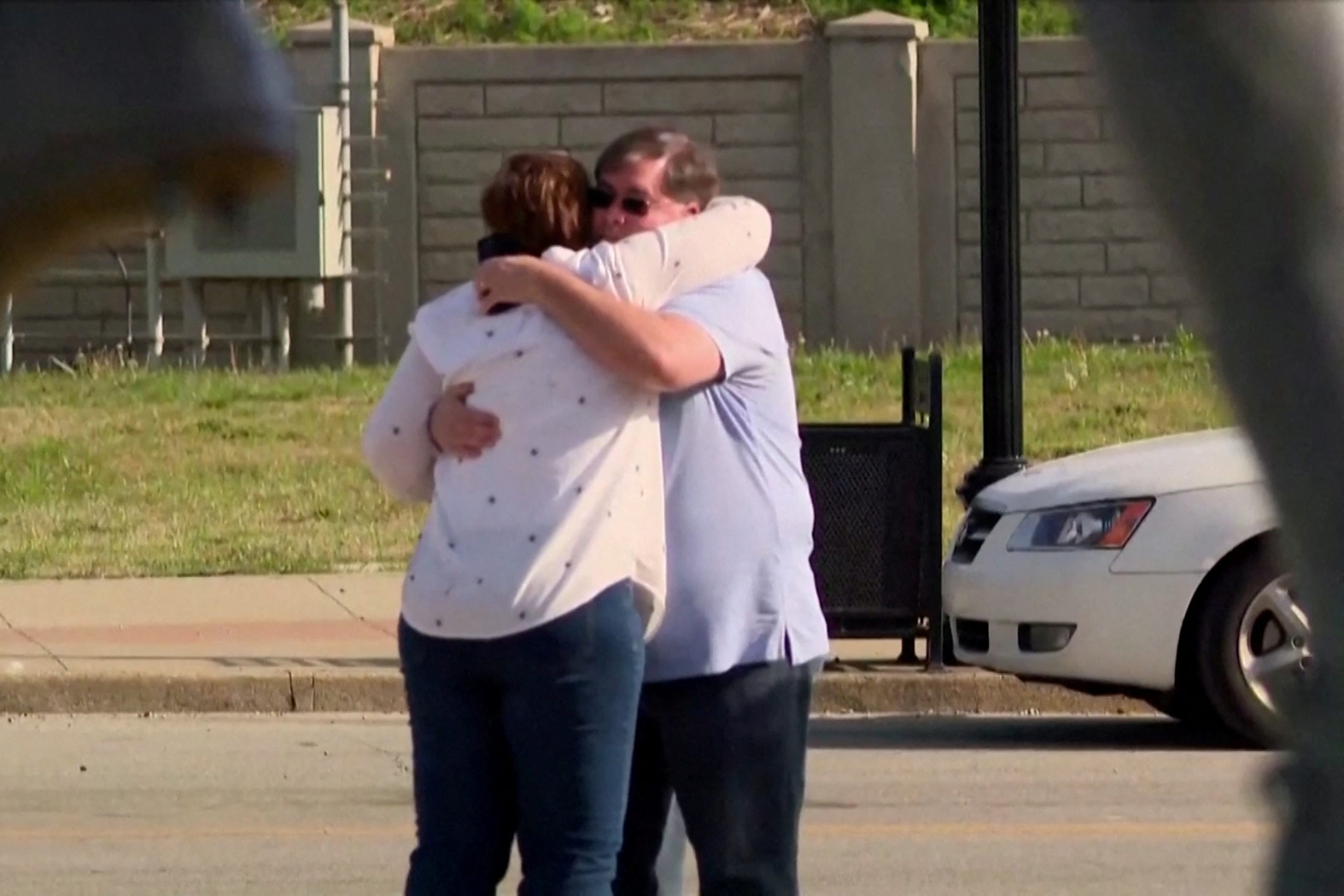 Dos personas se abrazan tras el tiroteo (ABC affiliate WHAS via REUTERS)