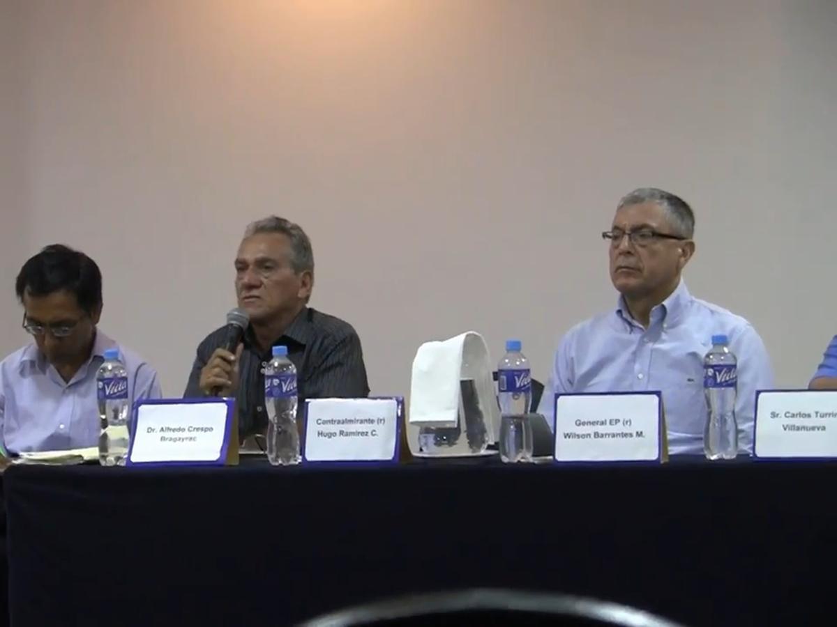El nuevo director de la DINI, Wilson Barrantes, (derecha) junto a Alfredo Crespo, abogado del genocida Abimael Guzmán (izquierda).