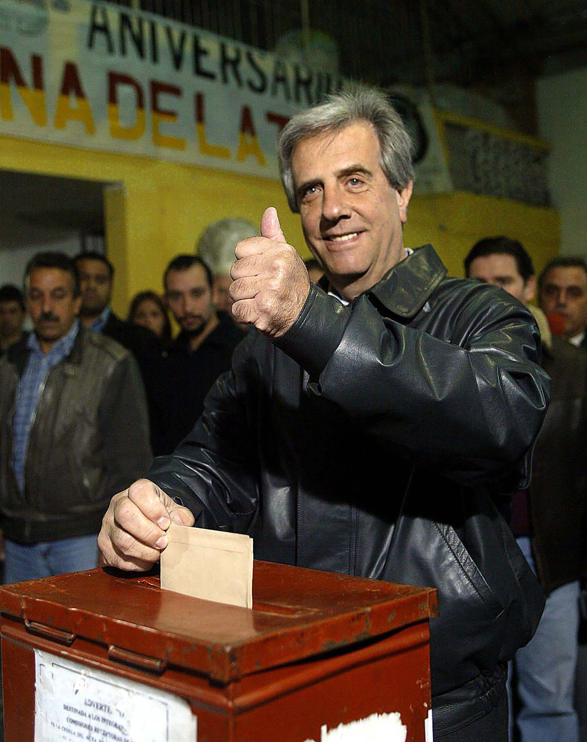 Tabaré Vázquez, presidente de Uruguay, vota durante las elecciones municipales el 08 de mayo de 2005 en Montevideo. El Frente Amplio es favorito para ganar, por cuarta vez consecutiva la Intendencia de Montevideo.  AFP PHOTO/ MIGUEL ROJO****