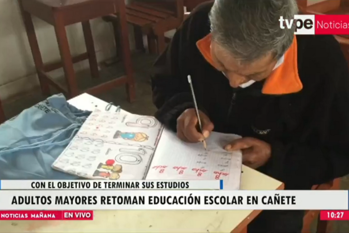 Adultos mayores regresan a los salones de clase en Cañete para terminar sus estudios