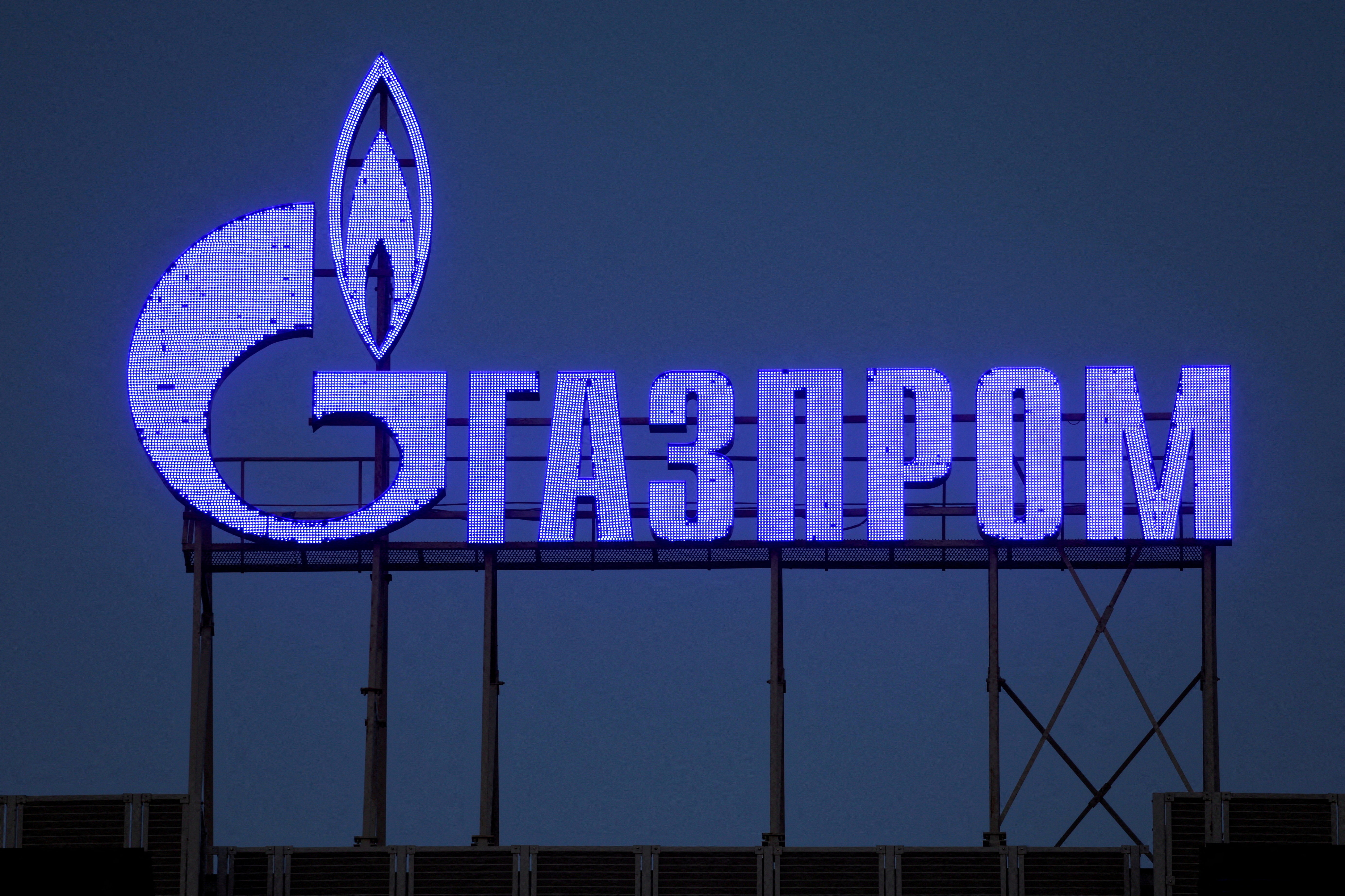 Logo de Gazprom en San Petersburgo (Reuters)