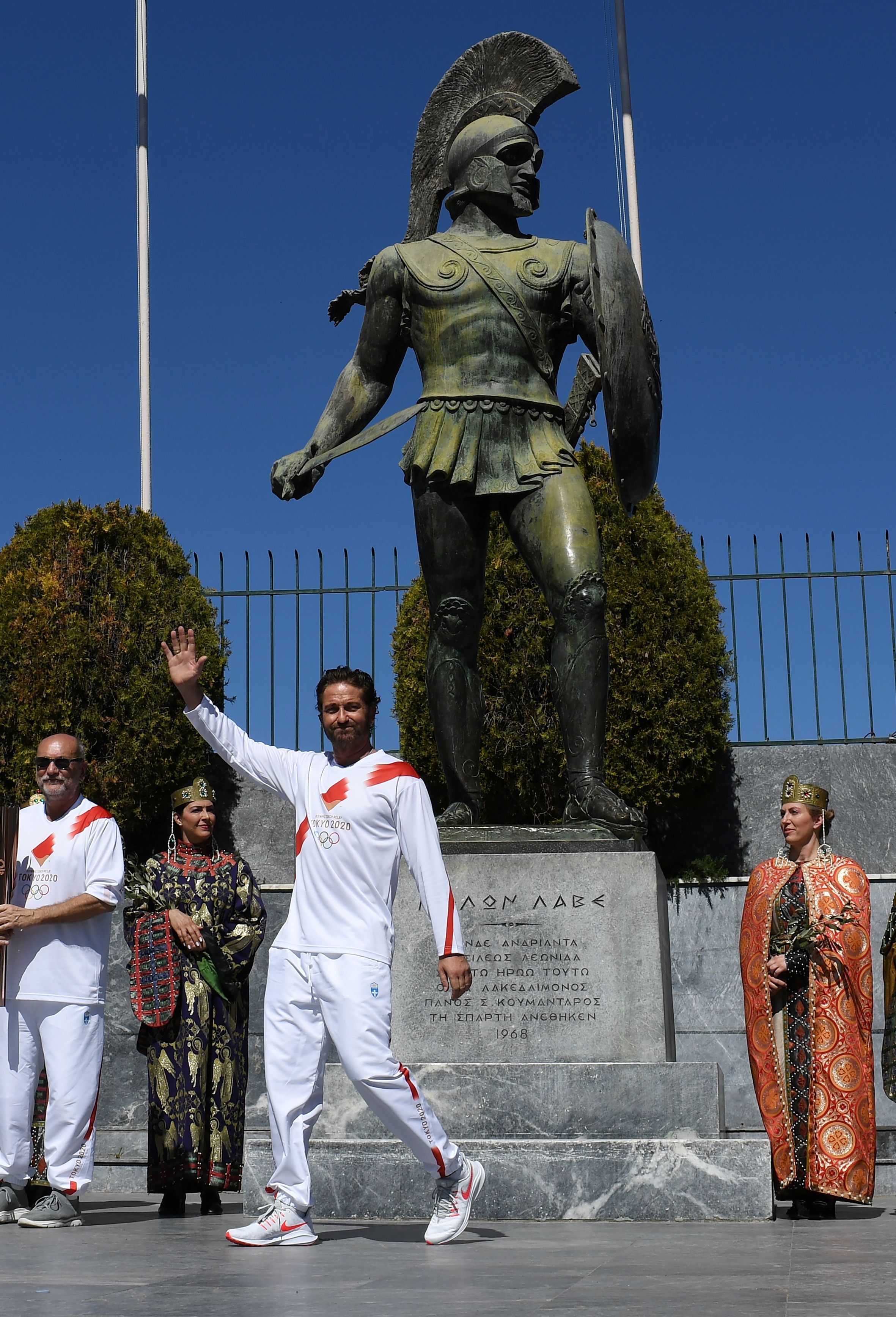 "¿Quién se acuerda de que 300 espartanos murieron para salvar a Europa?", pregunta Brighelli, denunciando que nuestra civilización está reemplazado la Cultura por la adquisición de "competencias" (Foto archivo: Gerard Butler en Grecia, frente a la estatua del rey espartano Leónidas a quien interpretó en el cine. REUTERS/Vassilis Psomas)