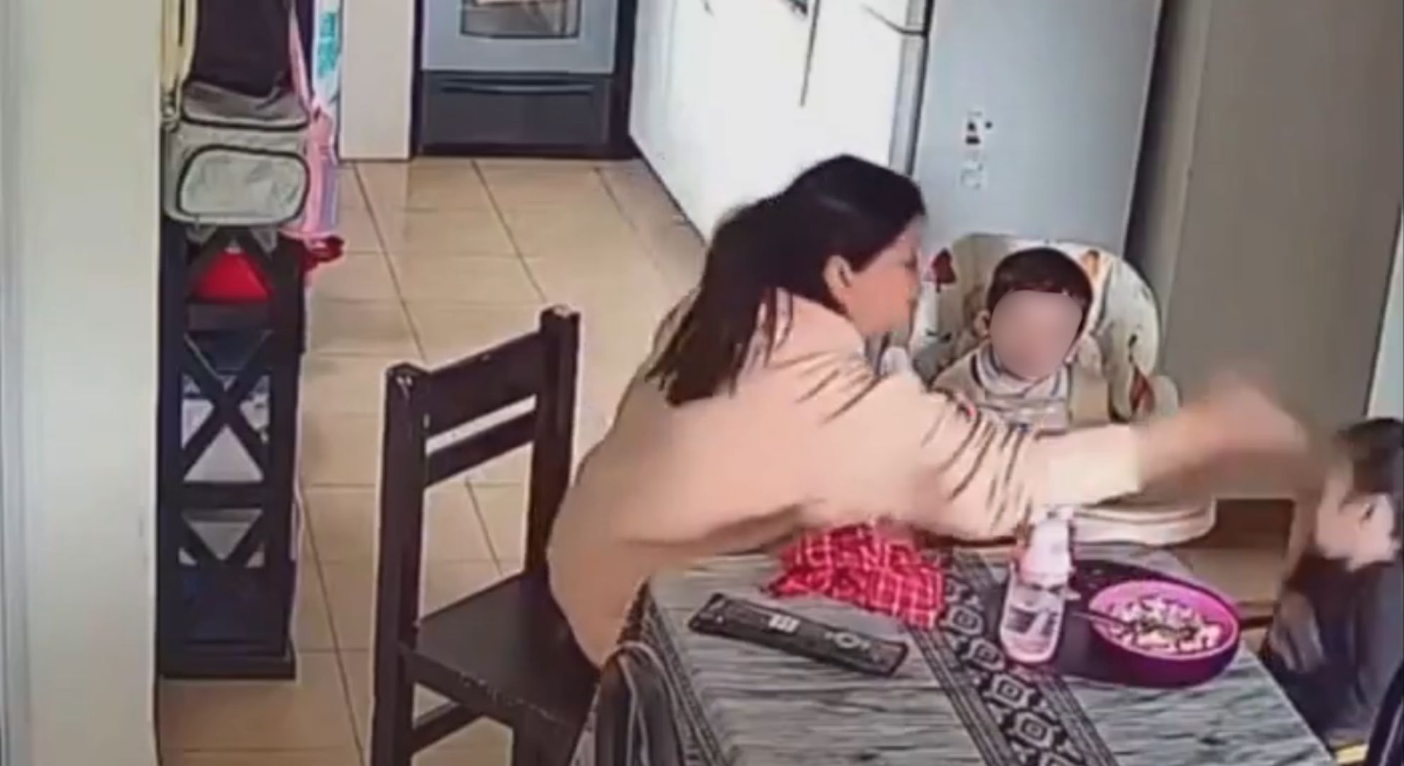 Descubri&oacute; que la ni&ntilde;era golpeaba a sus hijos mientras trabajaba y la denunci&oacute;: el episodio qued&oacute; grabado