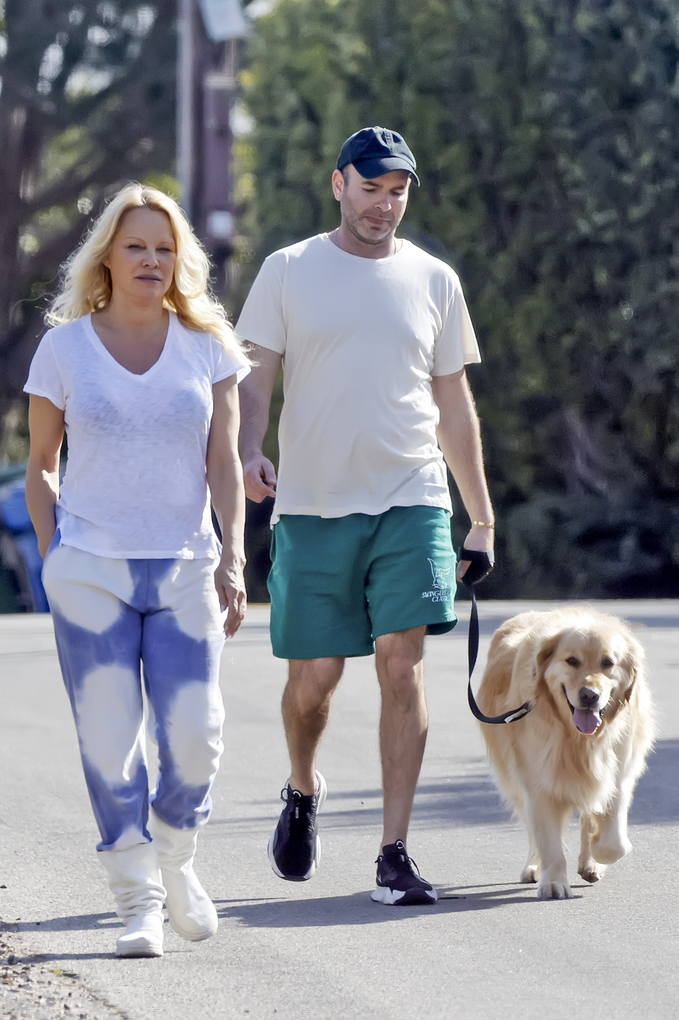 Pamela Anderson salió a caminar por las calles de su barrio en Malibú y aprovechó la oportunidad para sacar a pasear a su perro, que fue de la correa de su asistente. La artista lució un pantalón batik, botas blancas de cuero que combinó con su remera de manga corta (Fotos: The Grosby Group)