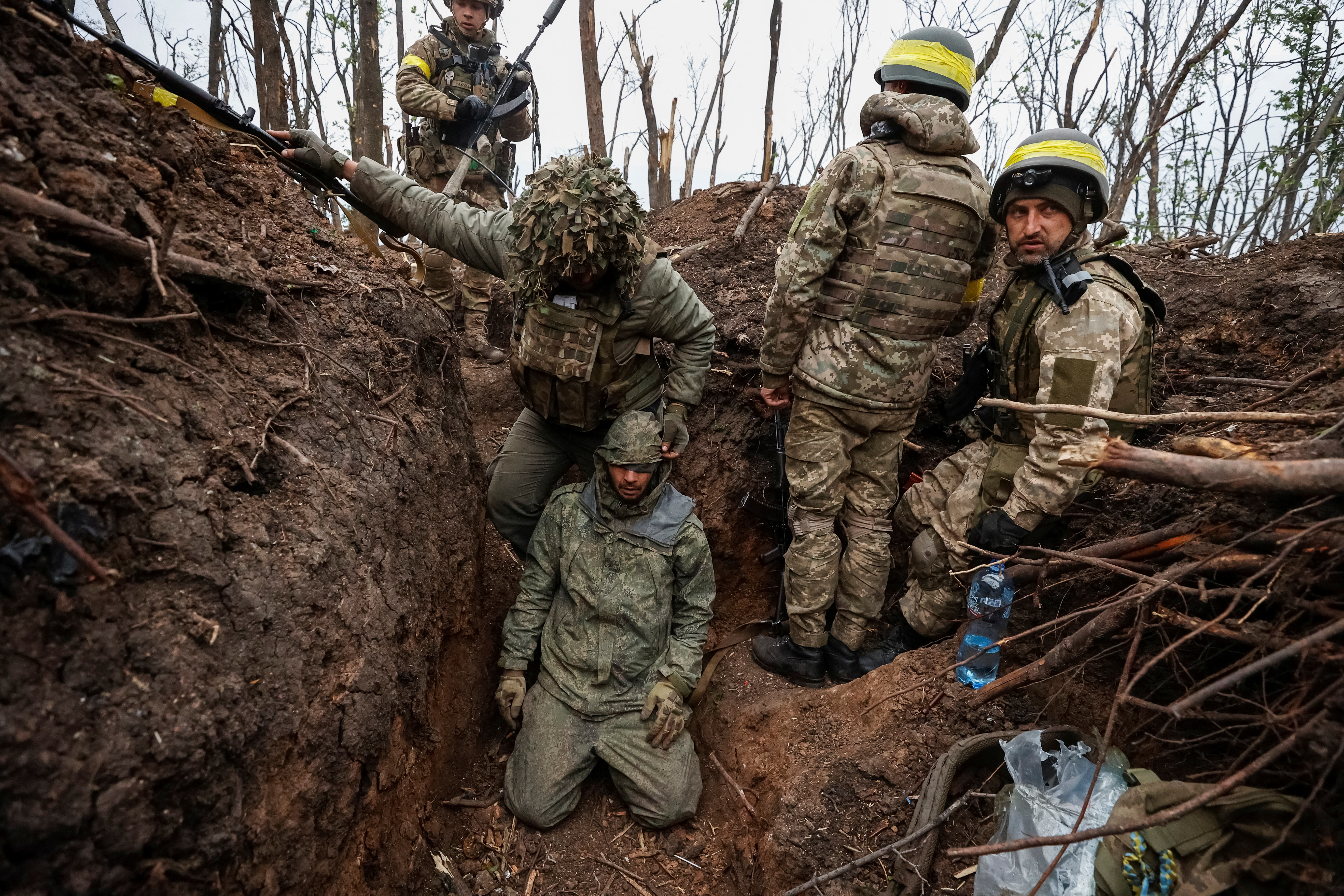 Tropas ucranianas con un soldado ruso capturado cerca de Bakhmut (via Reuters)