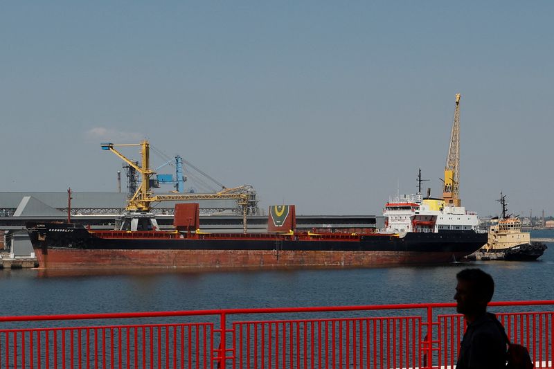 Vista del buque de carga general de bandera comorana "Kubrosli Y." en el puerto marítimo de Odesa tras reanudar la exportación de grano, Ucrania. REUTERS/Valentyn Ogirenko/Archivo
