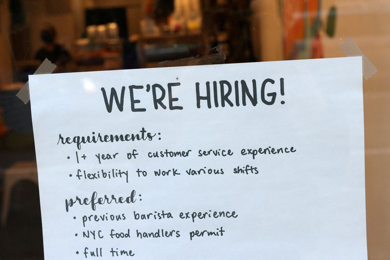 Un cartel de contratación se ve en un café mientras el Departamento de Trabajo de Estados Unidos publicó su informe de empleo de julio, en Manhattan, Nueva York, Estados Unidos. 5 de agosto de 2022. REUTERS/Andrew Kelly/Archivo