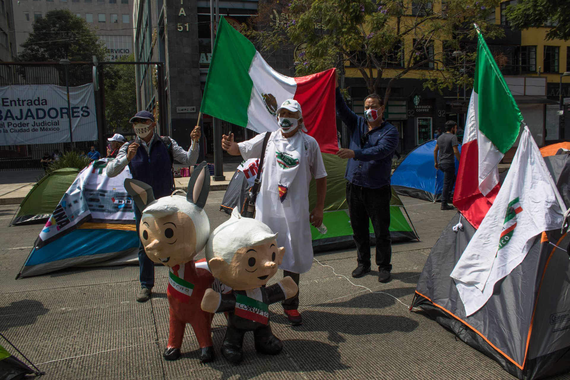 CIUDAD DE MÉXICO, 20SEPTIEMBRE2020.- Integrantes del Frente Nacional Anti-AMLO provenientes de diferentes estados de la República continúan con su plantón sobre avenida Juárez para exigir la renuncia del Jefe del Ejecutivo, al mediodía un caravana en auto de simpatizantes de este movimiento llegaron en apoyo por avenida Reforma, lo que aprovecharon para extender el plantón con casas de campaña en la glorieta en donde cruzan avenida Reforma, Juárez y Balderas. FOTO: MOISÉS PABLO/CUARTOSCURO.COM