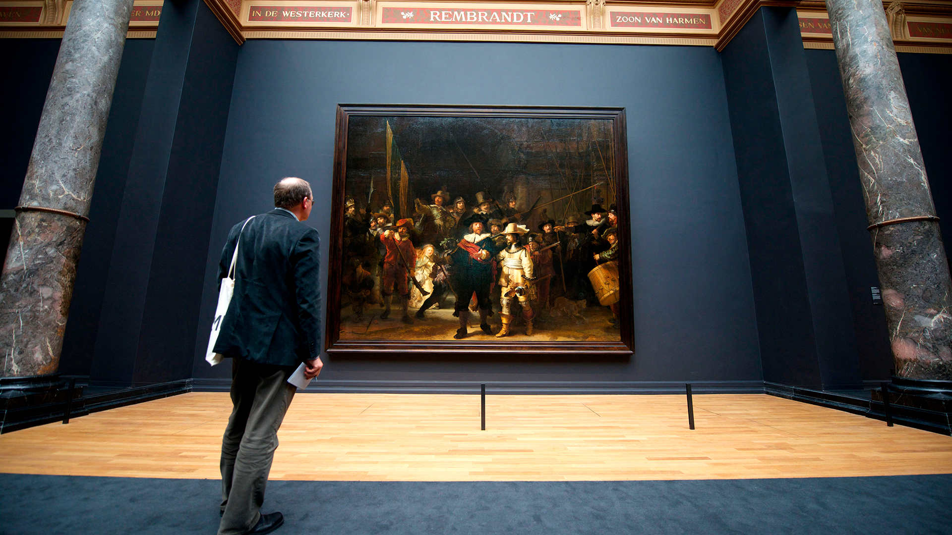 La "Ronda nocturna", de Rembrandt, antes de la restauración. (AFP)