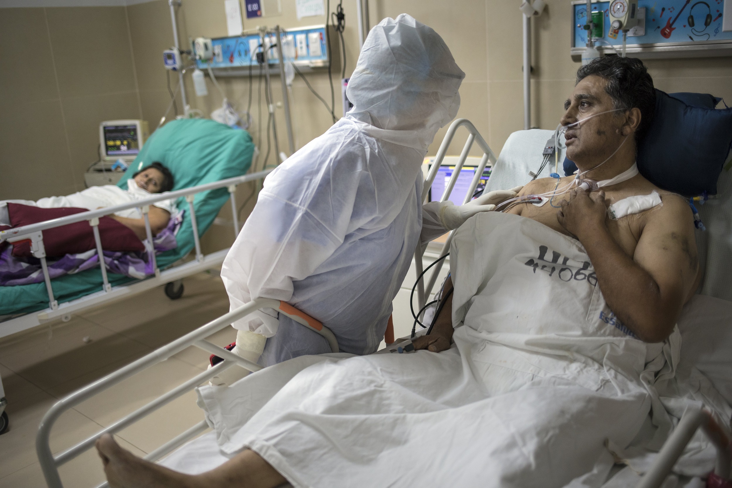 Una médica atiende a un colega enfermo de coronavirus en el hospital Guillermo Almenara, en Lima (AP/Rodrigo Abd)