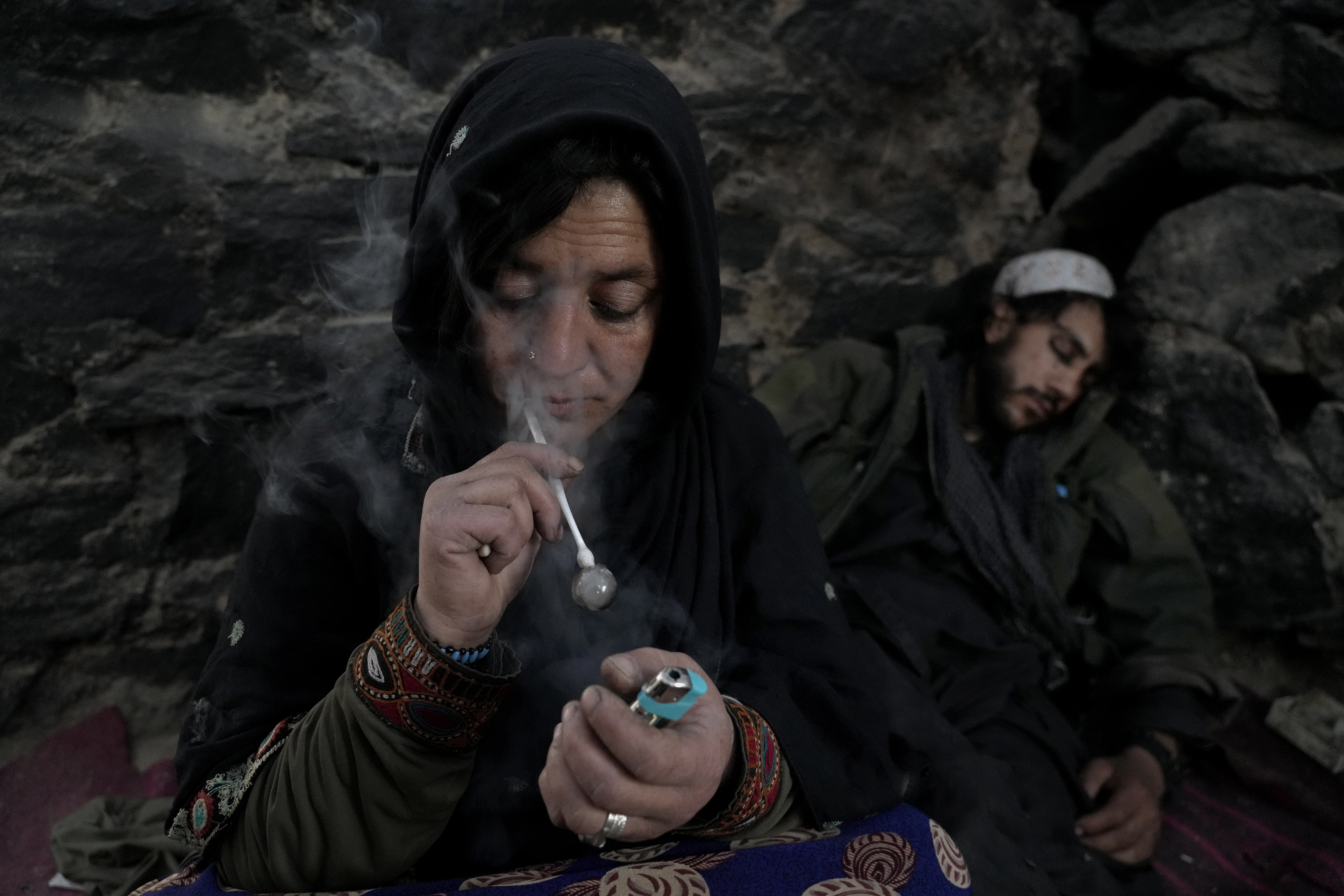 El creciente número de adictos se encuentra en los alrededores de Kabul, viviendo en parques y alcantarillas, bajo los puentes, en laderas abiertas. (AP Photo/Ebrahim Noroozi)