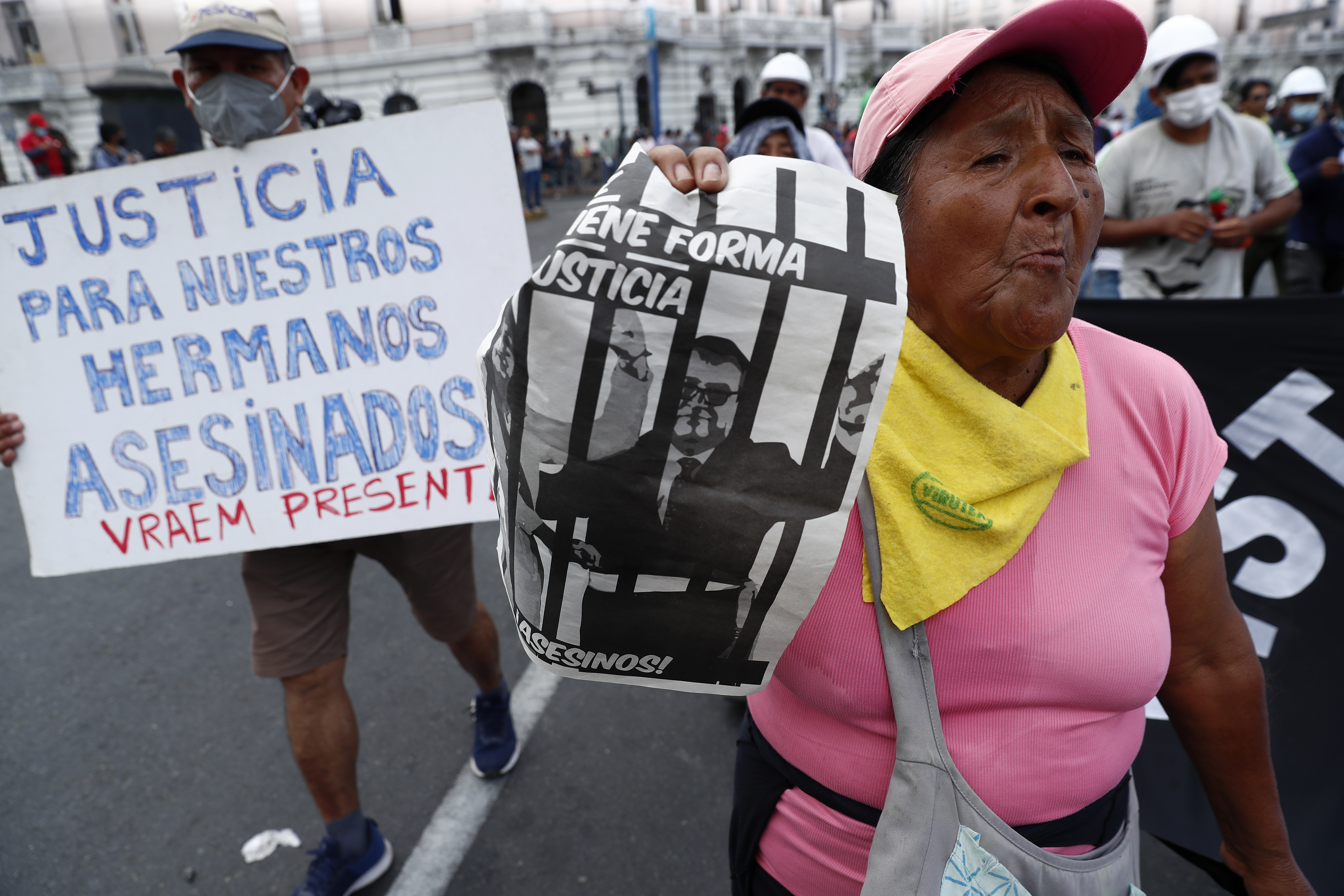 Con un cartel que pide justicia por los asesinados, manifestantes opositores viajaron a Lima para marchar contra Dina Boluarte. (AP Foto/Martín Mejía)