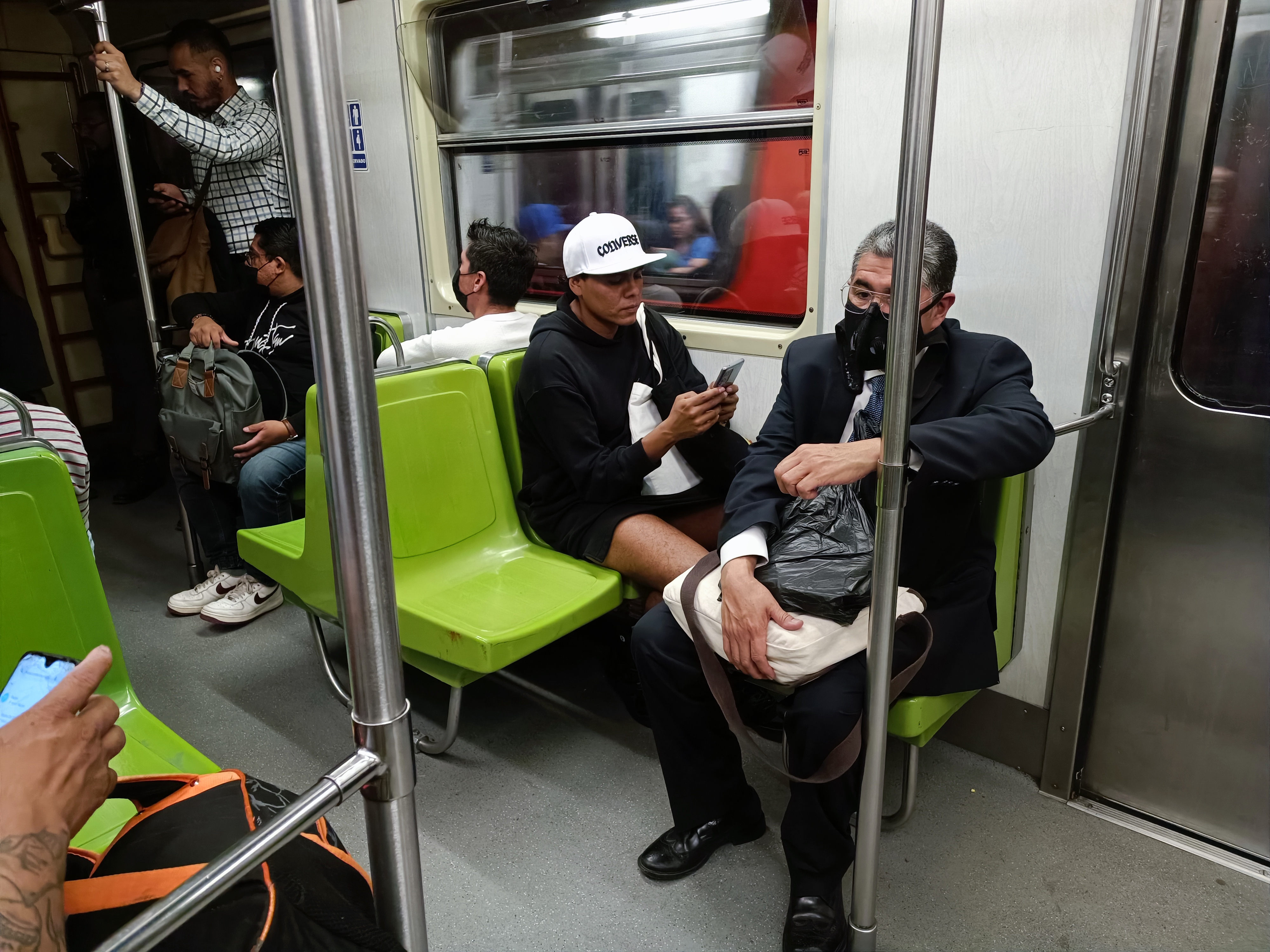 En el Metro, el activista mencionó que es un poco complicado que vean a las personas con estos síntomas, “pero lo que siempre hacemos es mandar el caso para que lo atiendan inmediatamente”.  (Foto: Hugo Avreimy / Infobae)