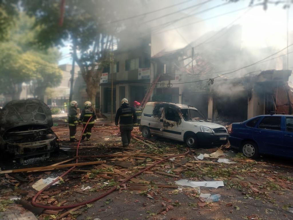 Las llamas se extendieron a una camioneta de Metrogas que trabajaba en el lugar por una fuga de gas, y a otros dos vehículos que se encontraban estacionados en la puerta del domicilio incendiado. 