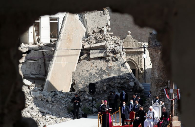 El Papa Francisco reza por las víctimas de la guerra en 'Hosh al-Bieaa', la Plaza de la Iglesia, en la ciudad vieja de Mosul, Irak. 7 marzo 2021 (REUTERS/Yara Nardi)