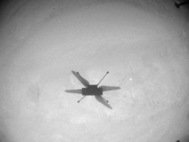 Sombra de Ingenuity en la superficie de Marte durante uno de sus vuelos
NASA/JPL-CALTECH
