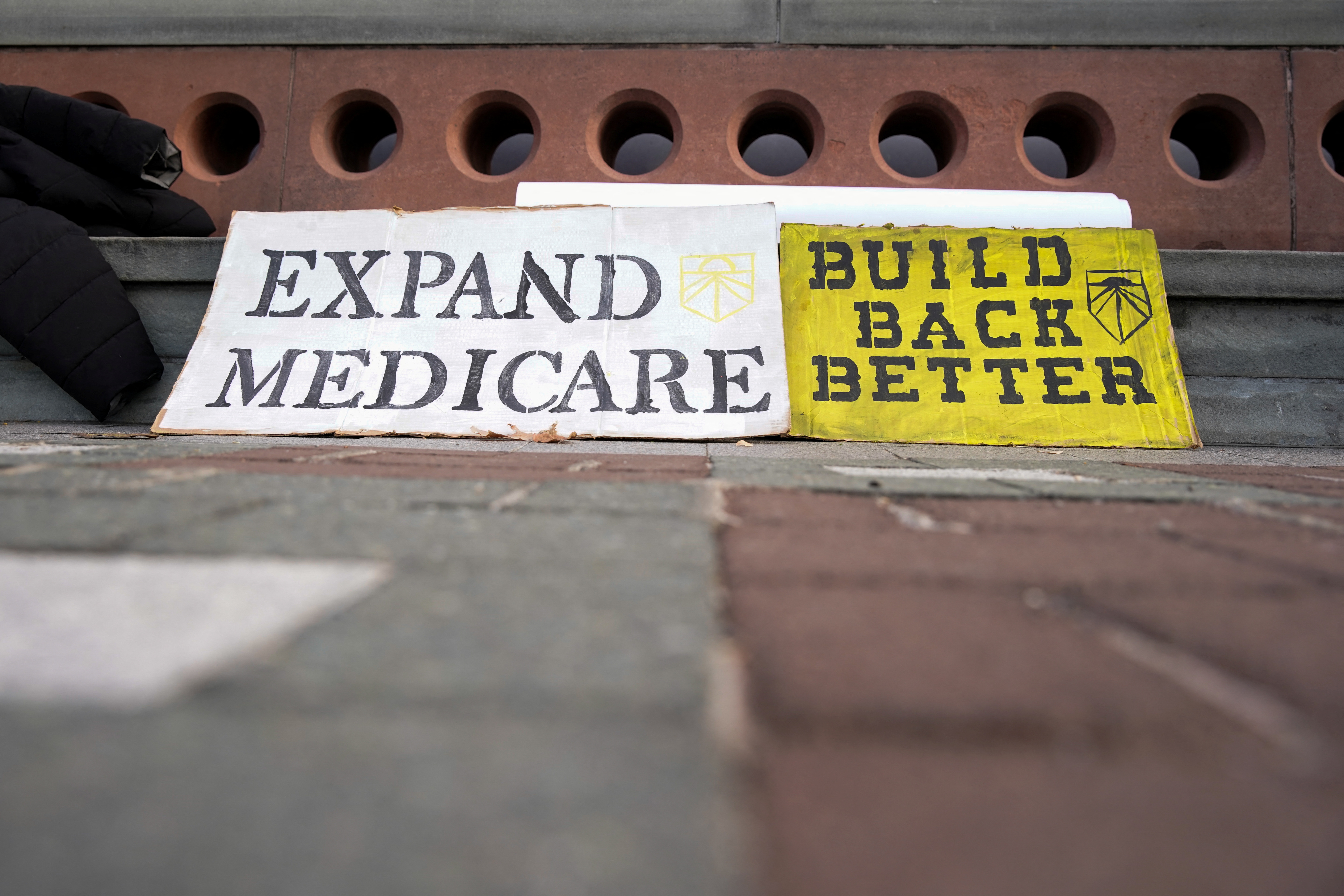 Afiches en reclamo de la expansión del programa Medicare, en Washington (Reuters)