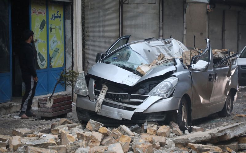 Un hombre cerca de un vehículo dañado tras un terremoto en Azaz, Siria (REUTERS/Mahmoud Hassano)