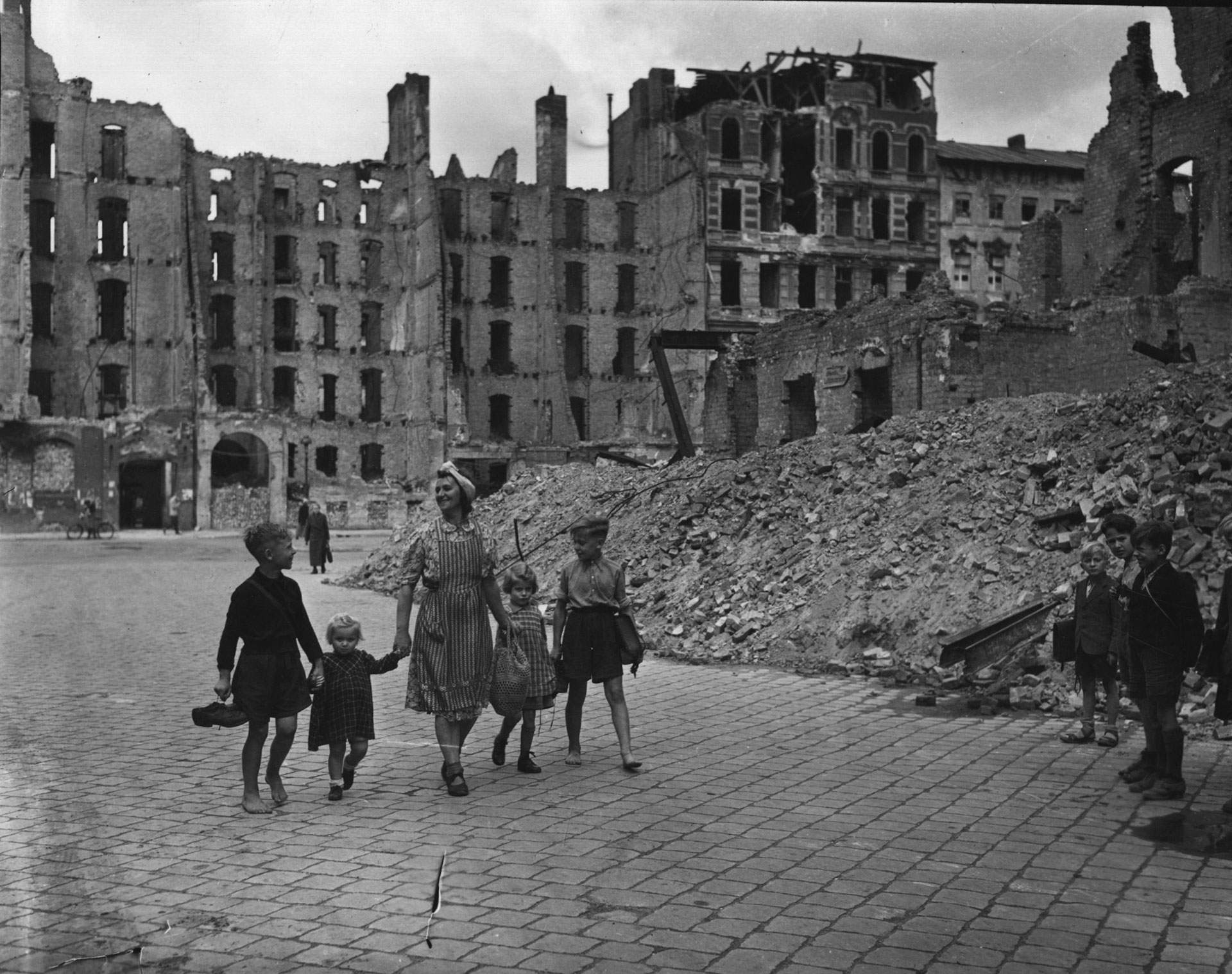 Разрушенный берлин. Руины Берлина 1945. Разрушенный Берлин 1945. Берлин 1951 года руины. Берлин до войны.