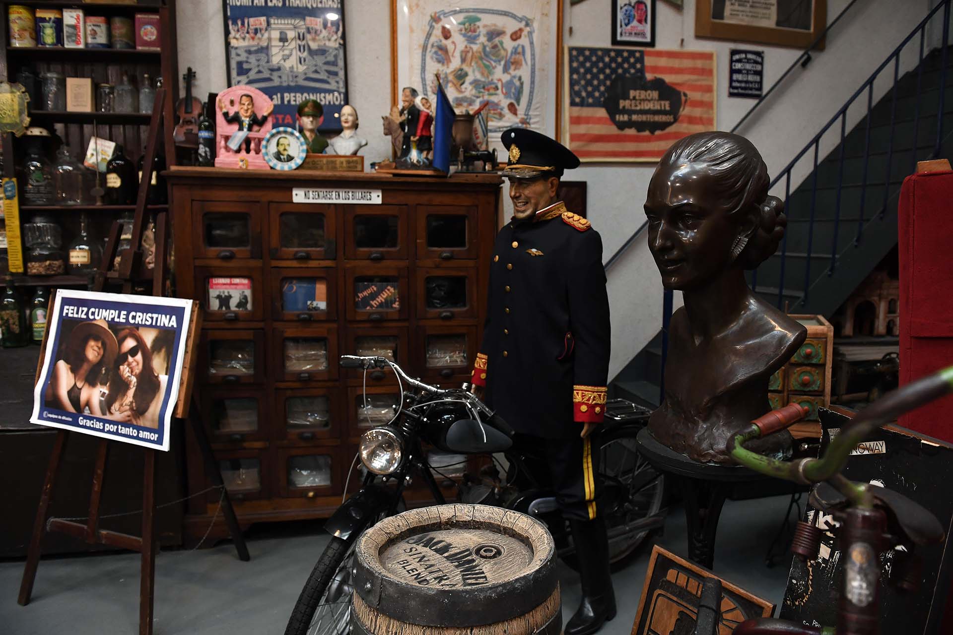 El traje militar de Juan Domingo Perón y un busto de Evita cuya nariz rompió el Golpe del '55.