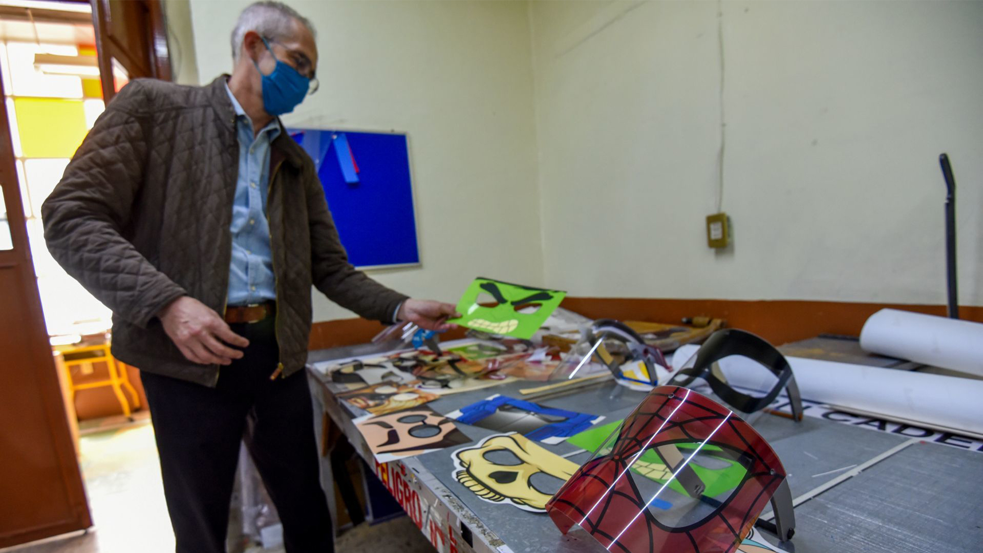 La empresa Plastigryl dedicados a la fabricación de sellos de goma, letreros, piezas de acrílico, pizarrones, tuvieron que cambiar su producción, derivado de la pandemia la venta de estos artículos fue nula, y se dedican ahora a elaborar las caretas de protección facial (Foto: Cuartoscuro)