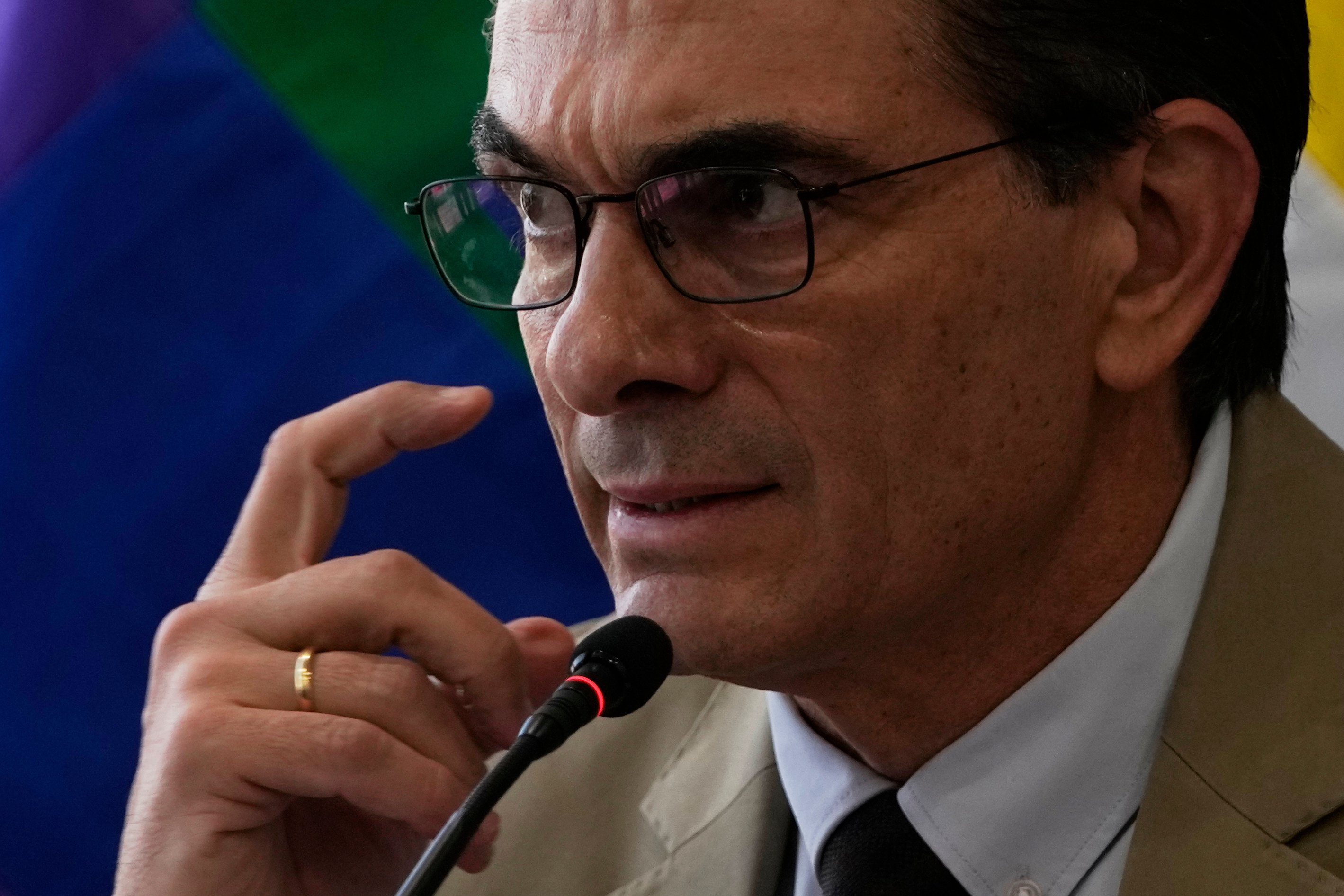 Expertos descifran cómo los agujeros negros generan intensos destellos de luz y energía