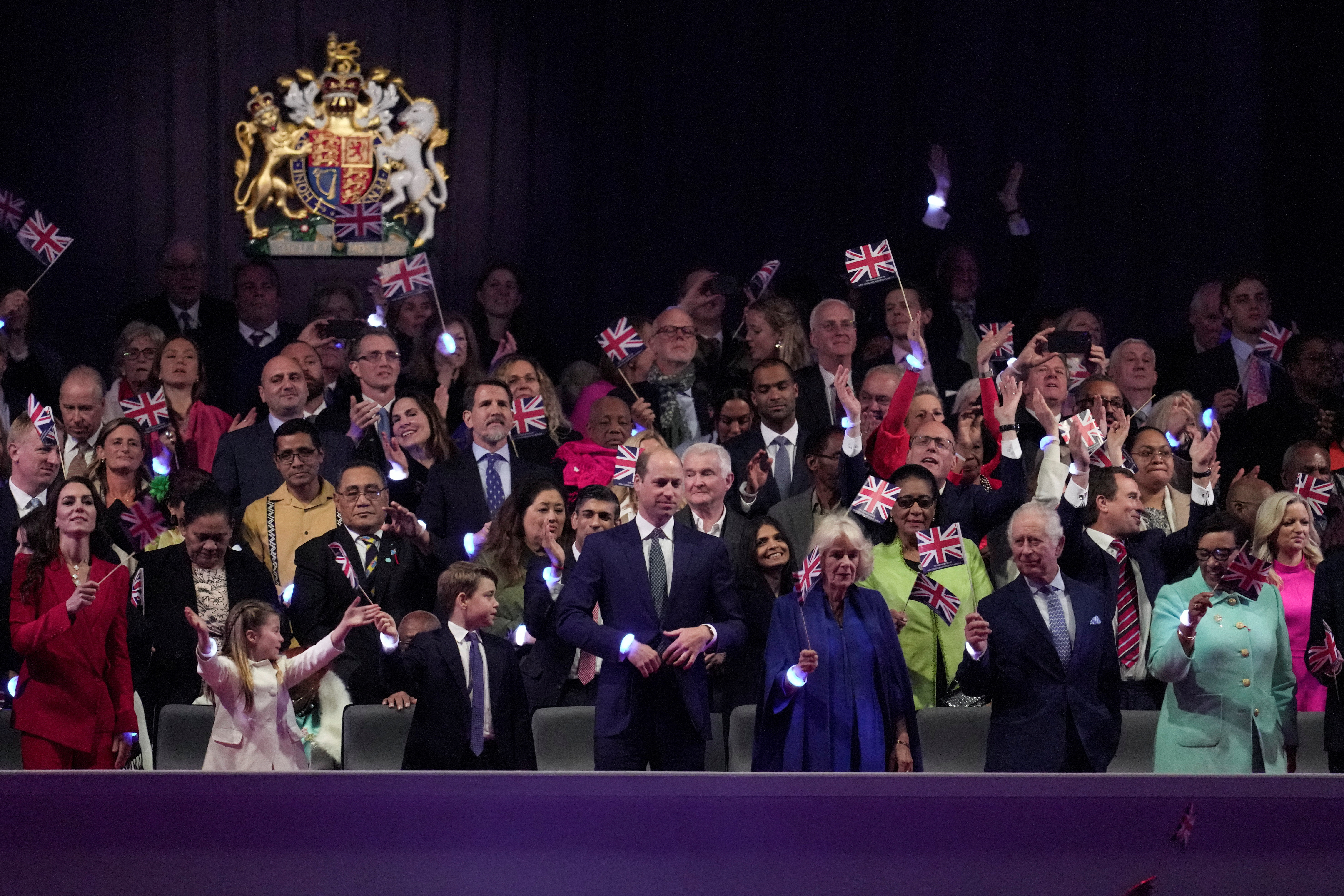 El rey Carlos III saluda a la gente durante el concierto por su coronación, en el castillo de Windsor (Kin Cheung/Pool via REUTERS)