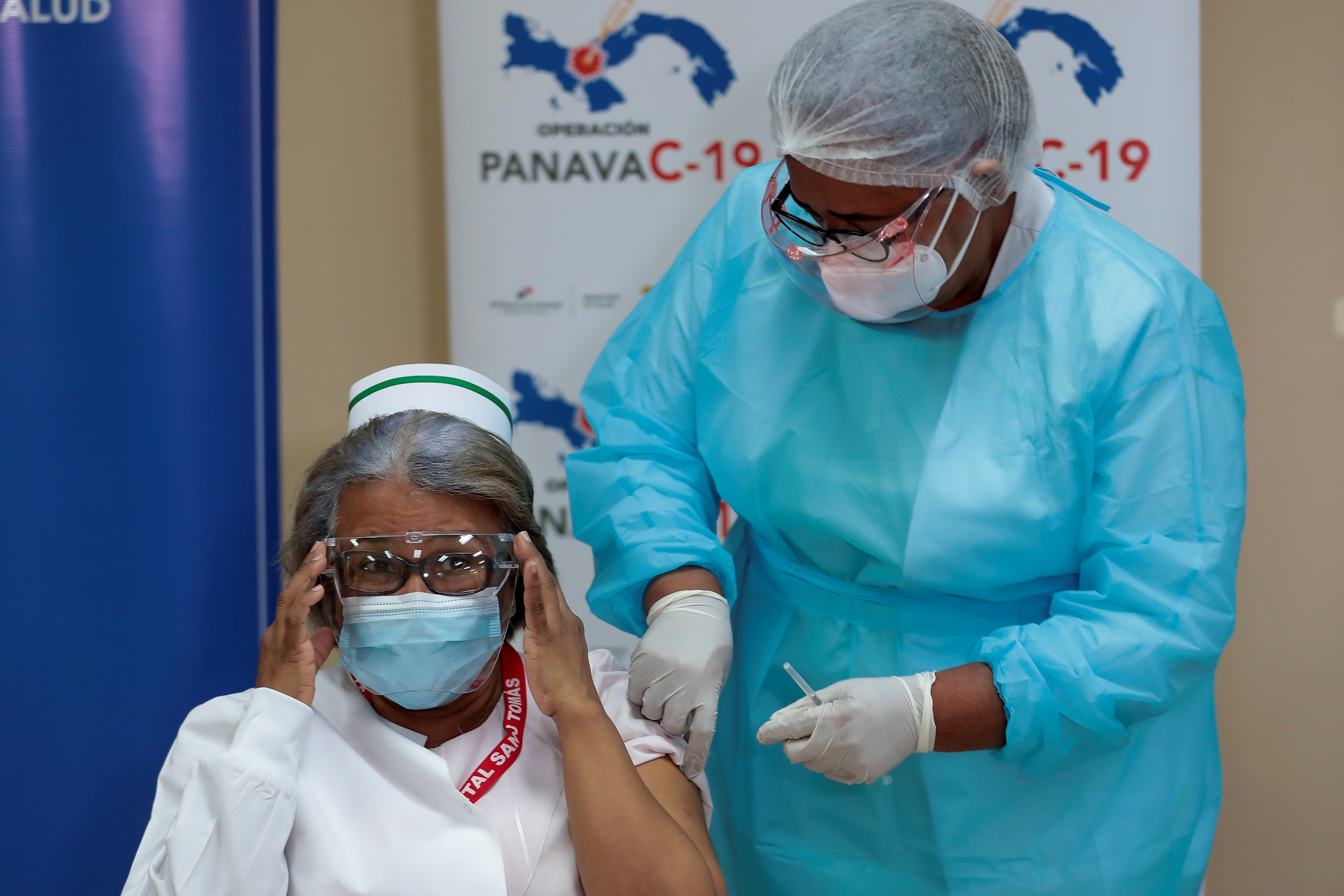 Violeta Gaona ajusta sus anteojos antes de recibir una dosis de la vacuna de Pfizer-BioNTech contra el COVID-19 (REUTERS/Erick Marciscano)