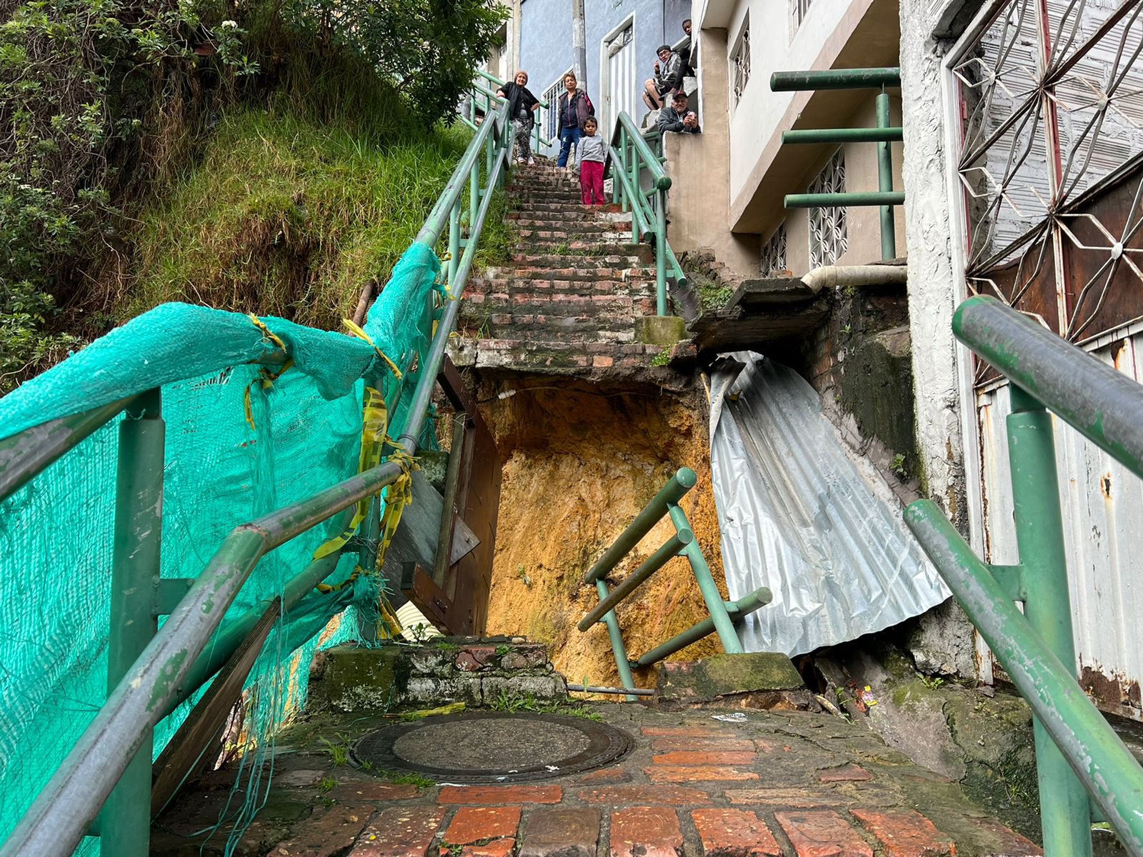 Escalera se desplomó por lluvias en el sur de Bogotá: van 17 familias afectadas