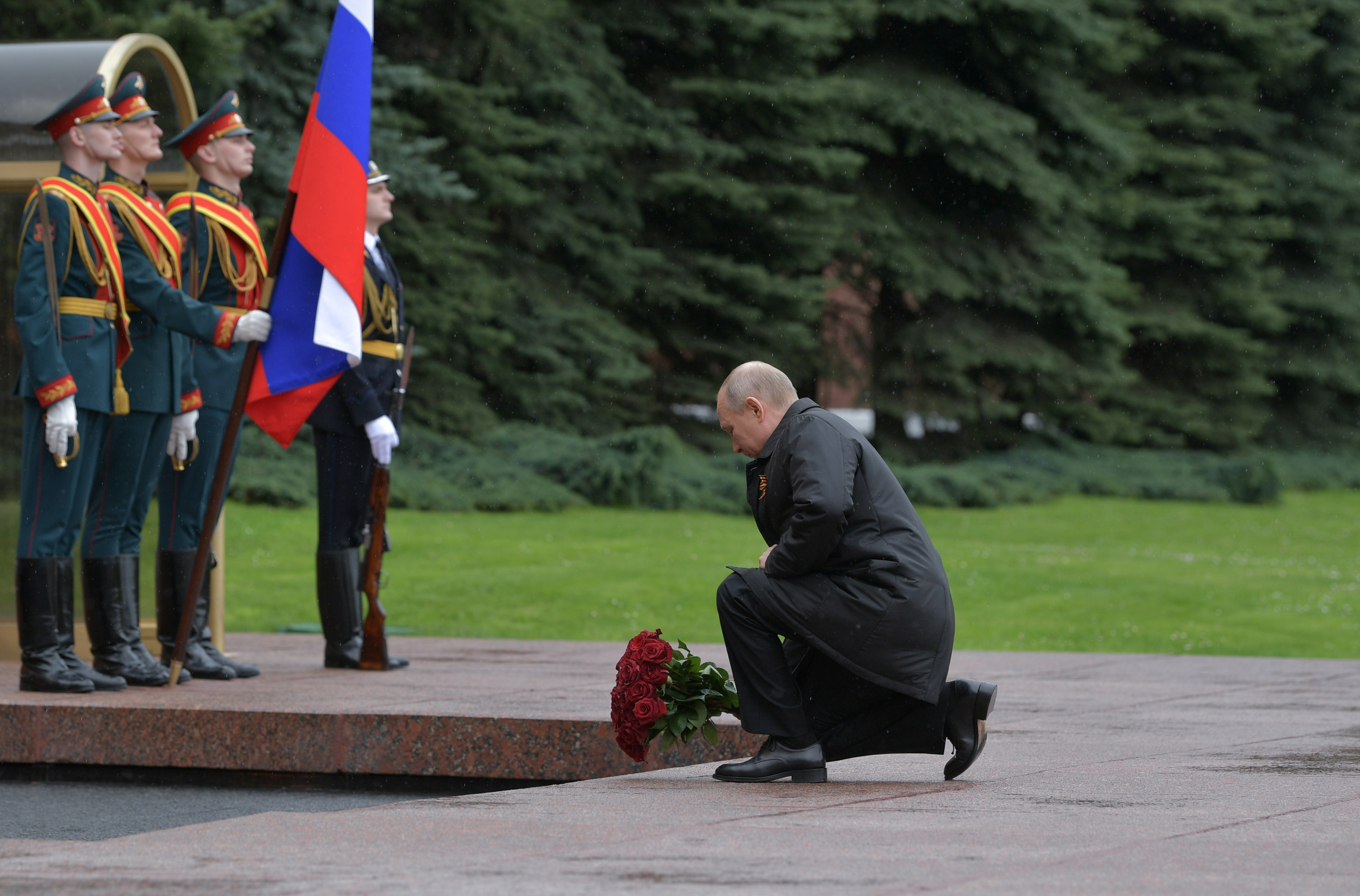 Путин у могилы неизвестного солдата в Москве