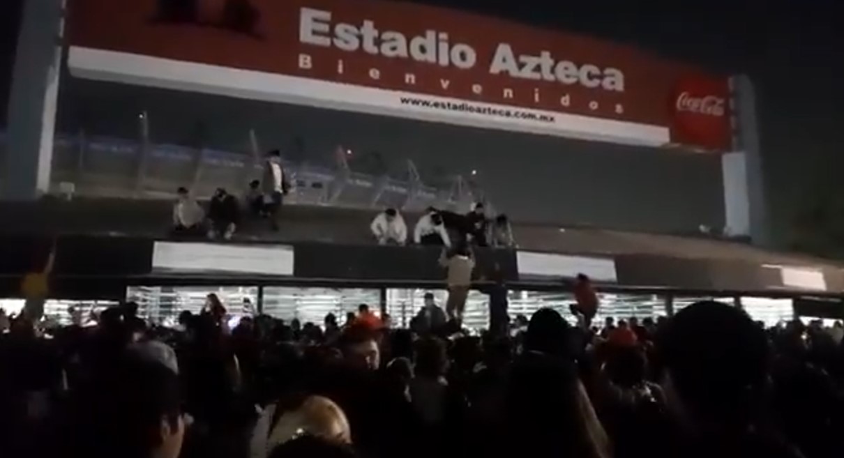 Asistentes al concierto comenzaron a trepar el acceso hacia el interior del Estadio (especial)