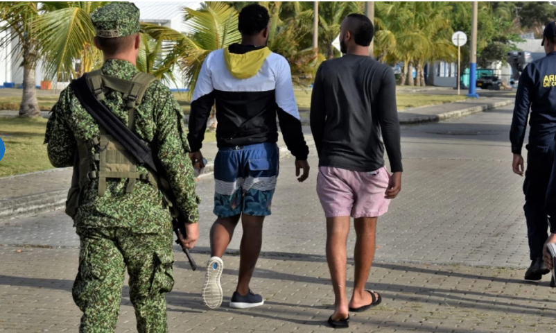 Armada de Colombia rescató a 15 migrantes chinos que viajaban en una embarcación en precarias condiciones en San Andrés. Crédito: Armada de Colombia