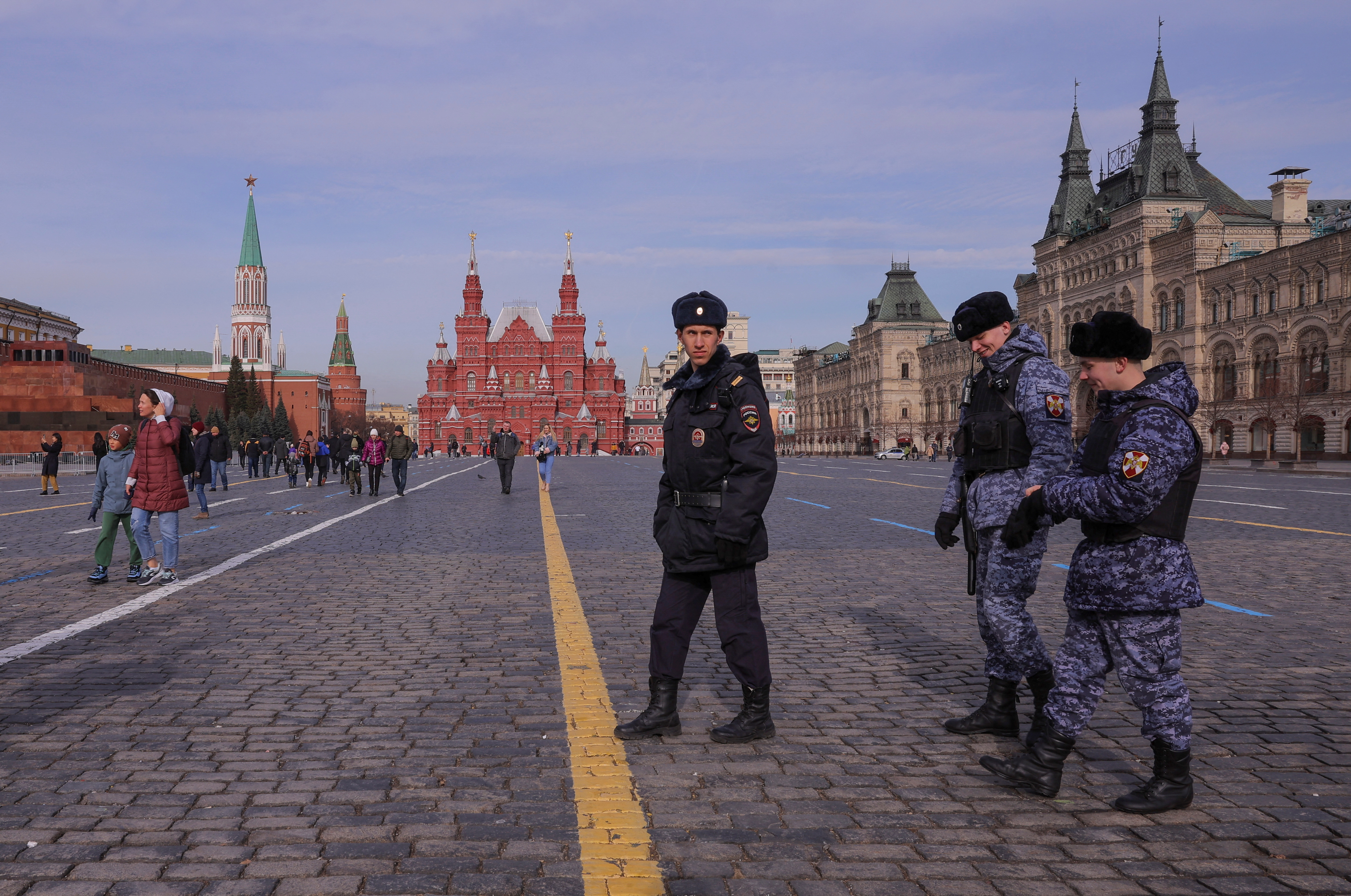 Agentes de la ley rusos patrullan la Plaza Roja en el centro de Moscú, Rusia, 20 de marzo de 2023. REUTERS/Evgenia Novozhenina/Archivo
