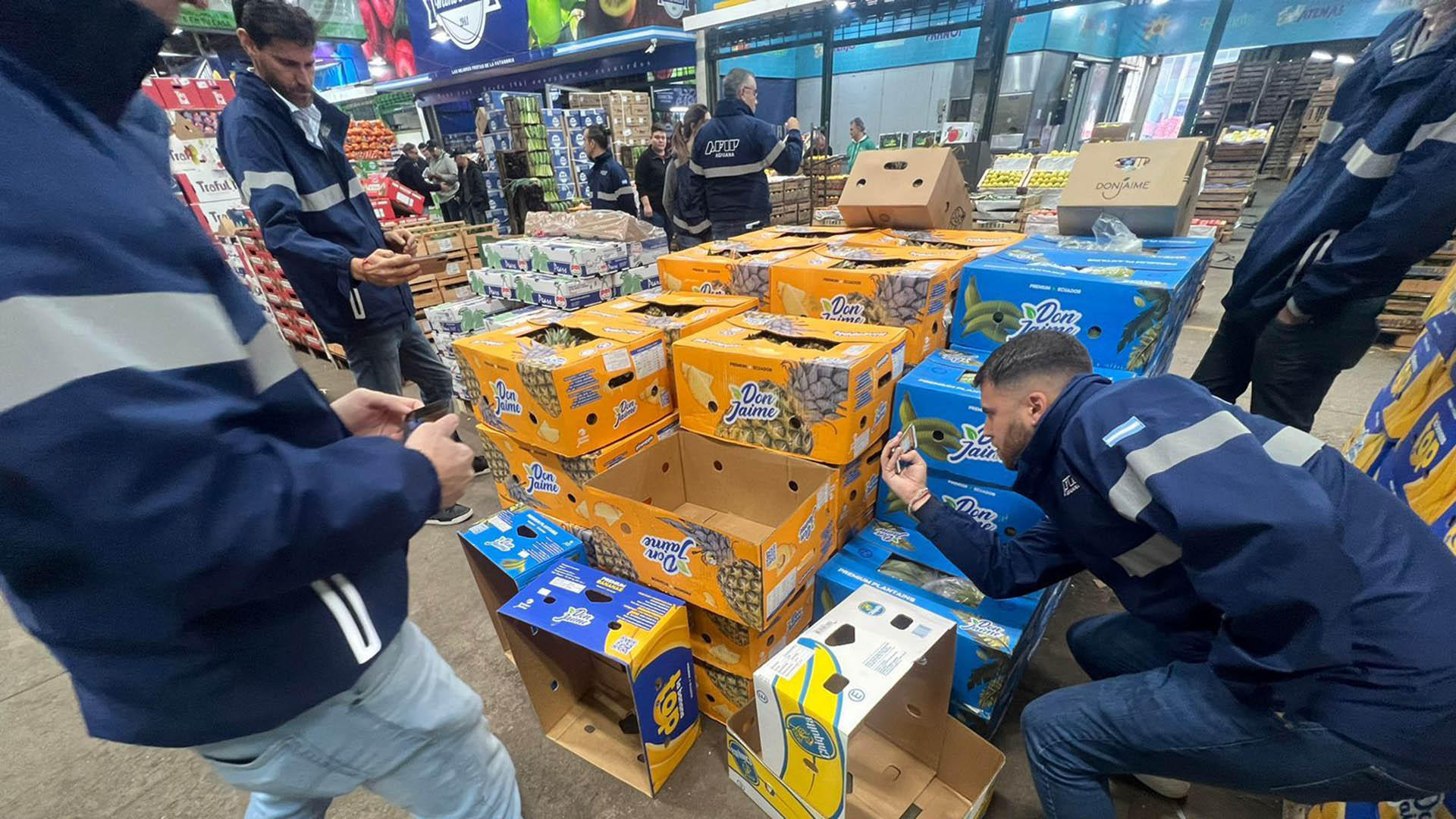 En el primer día de vigencia del paquete de medidas contra la inflación el Gobierno marcó presencia en el Mercado Central