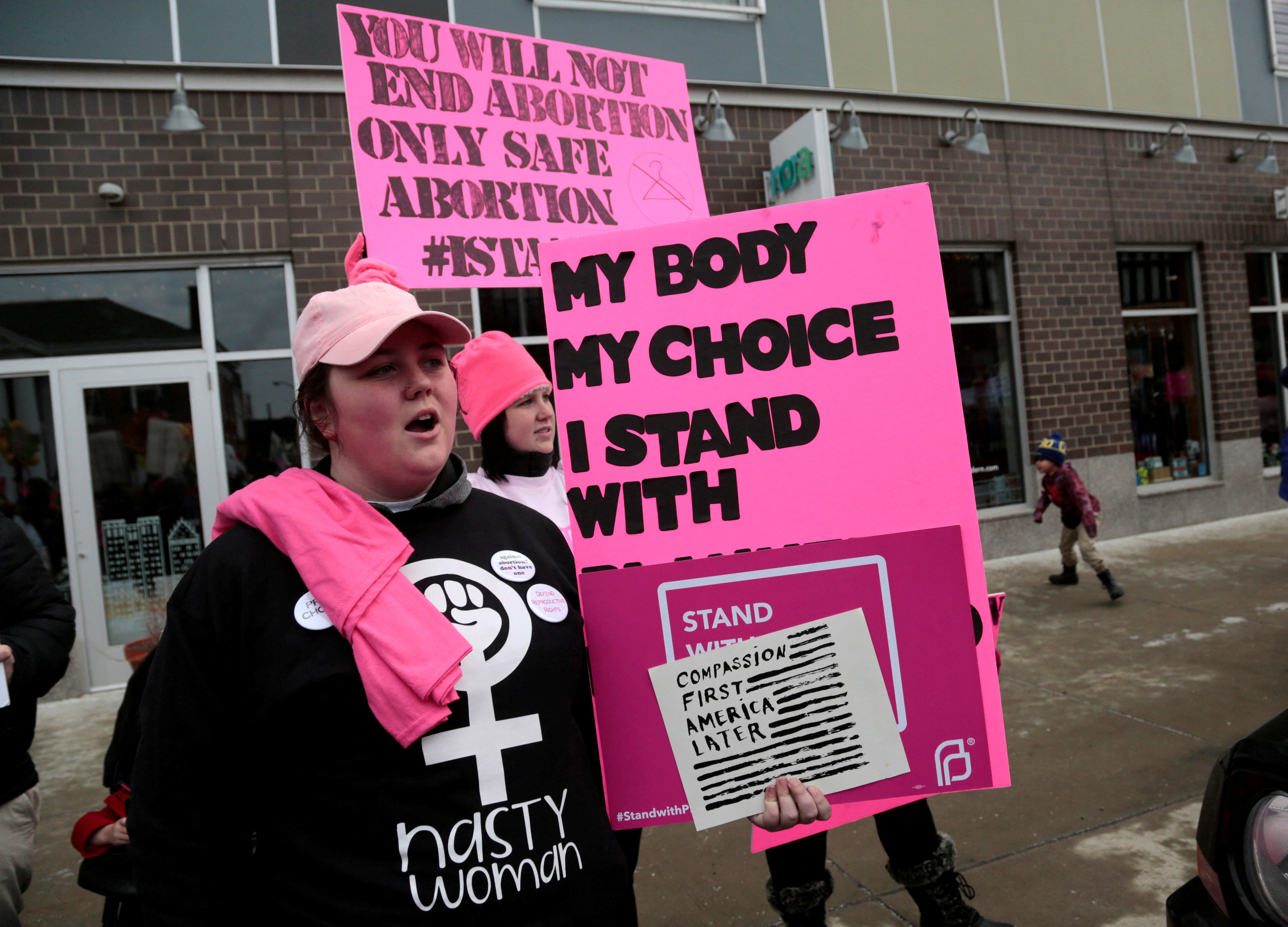 FOTO DE ARCHIVO: Simpatizantes pro-elección de Planned Parenthood mitin frente a una clínica de Planned Parenthood en Detroit, Michigan, EE. UU REUTERS/Rebecca Cook/File Photo