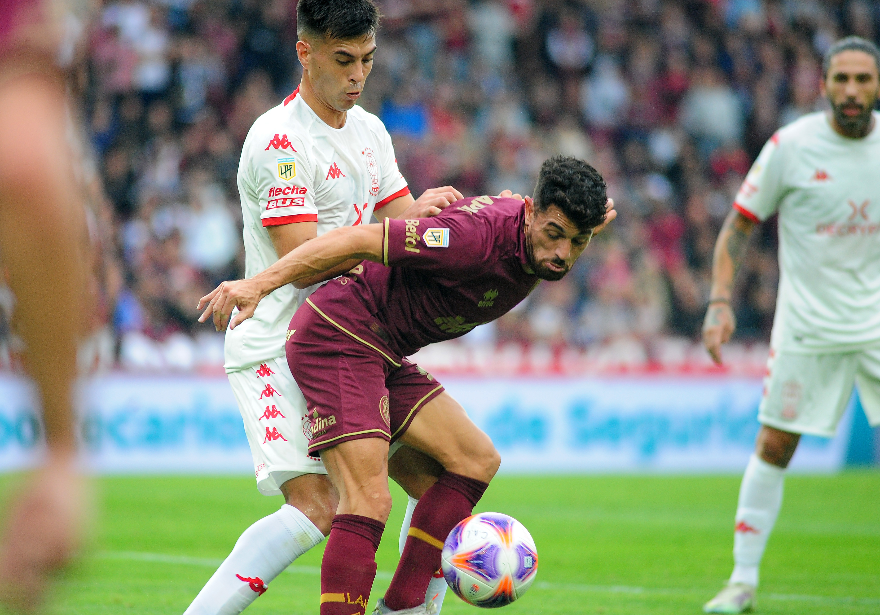 Lautaro Acosta cubre la pelota. Lanús le ganó por la mínima a Huracán en un encuentro muy parejo 