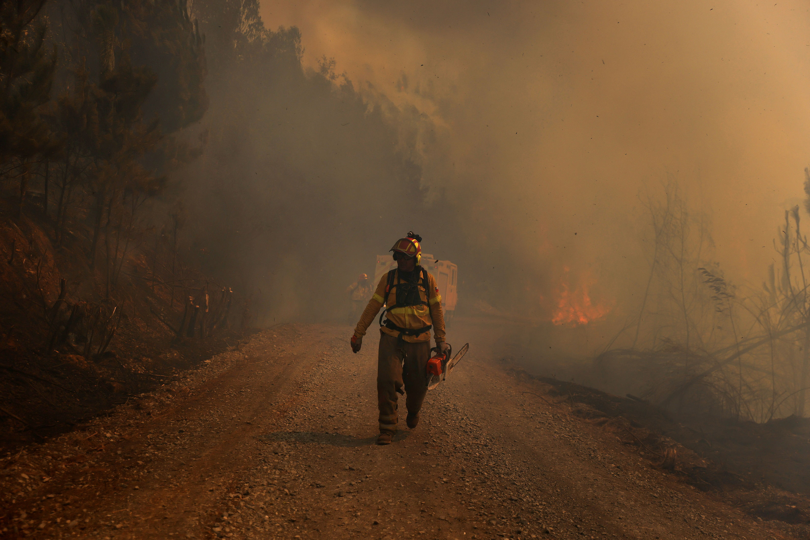A partir del miércoles vuelven las altas temperaturas a las zonas más golpeadas por los incendios, desde el Maule hasta La Araucanía, entre 250 y 600 kilómetros al sur de la capital (REUTERS/Ivan Alvarado)