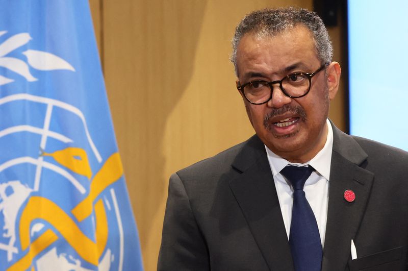 FOTO DE ARCHIVO: El director general de la Organización Mundial de la Salud (OMS), el doctor Tedros Adhanom Ghebreyesus, hace una declaración junto al ministro alemán de Sanidad, Karl Lauterbach (no en la foto), en Ginebra, Suiza, el 2 de febrero de 2023. REUTERS/Denis Balibouse/File Photo