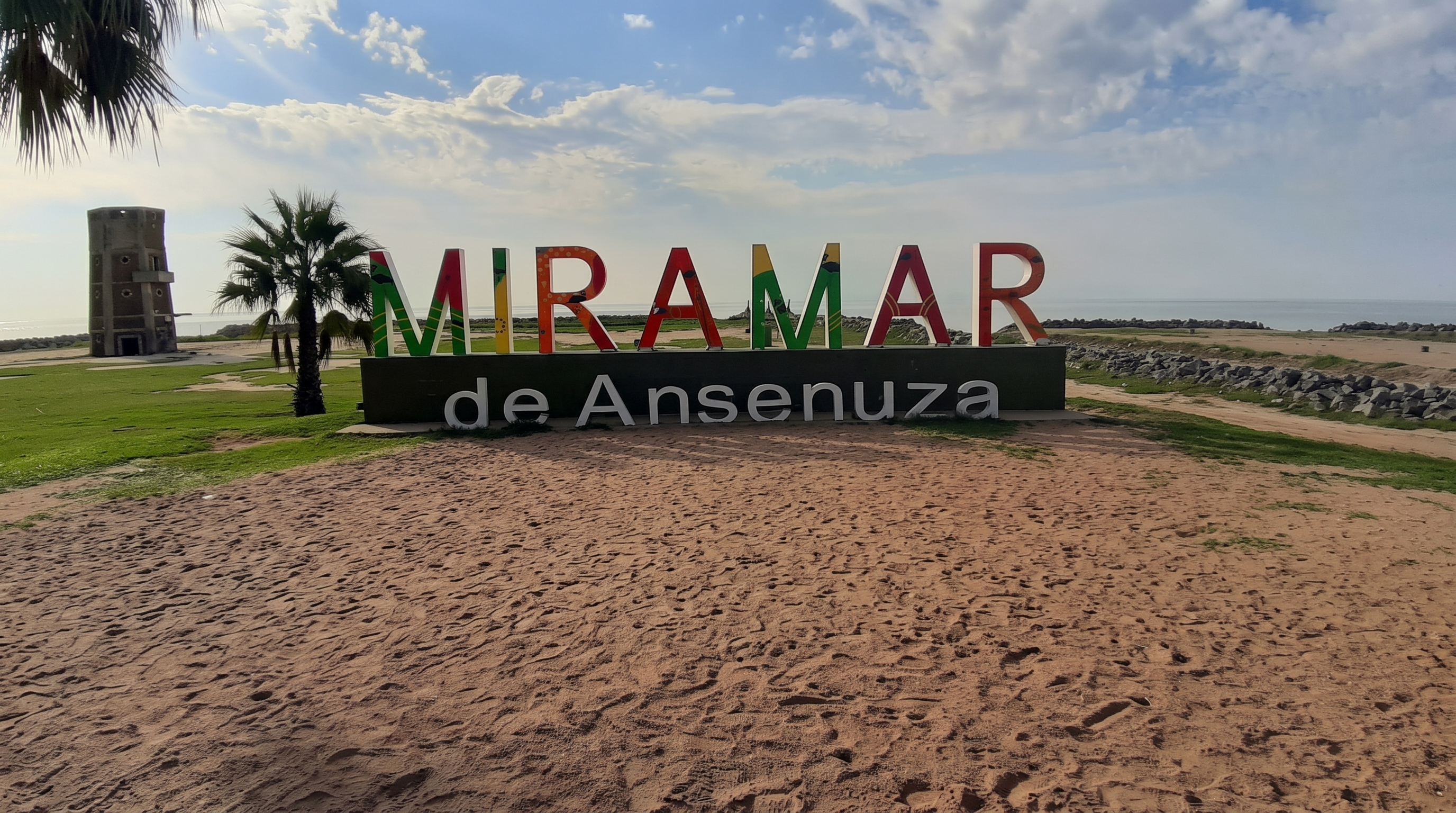 Tiene solo 2.400 habitantes, pero recibe multitudes: el pueblo cordob&eacute;s con laguna de agua salada, playas con paradores y reserva natural