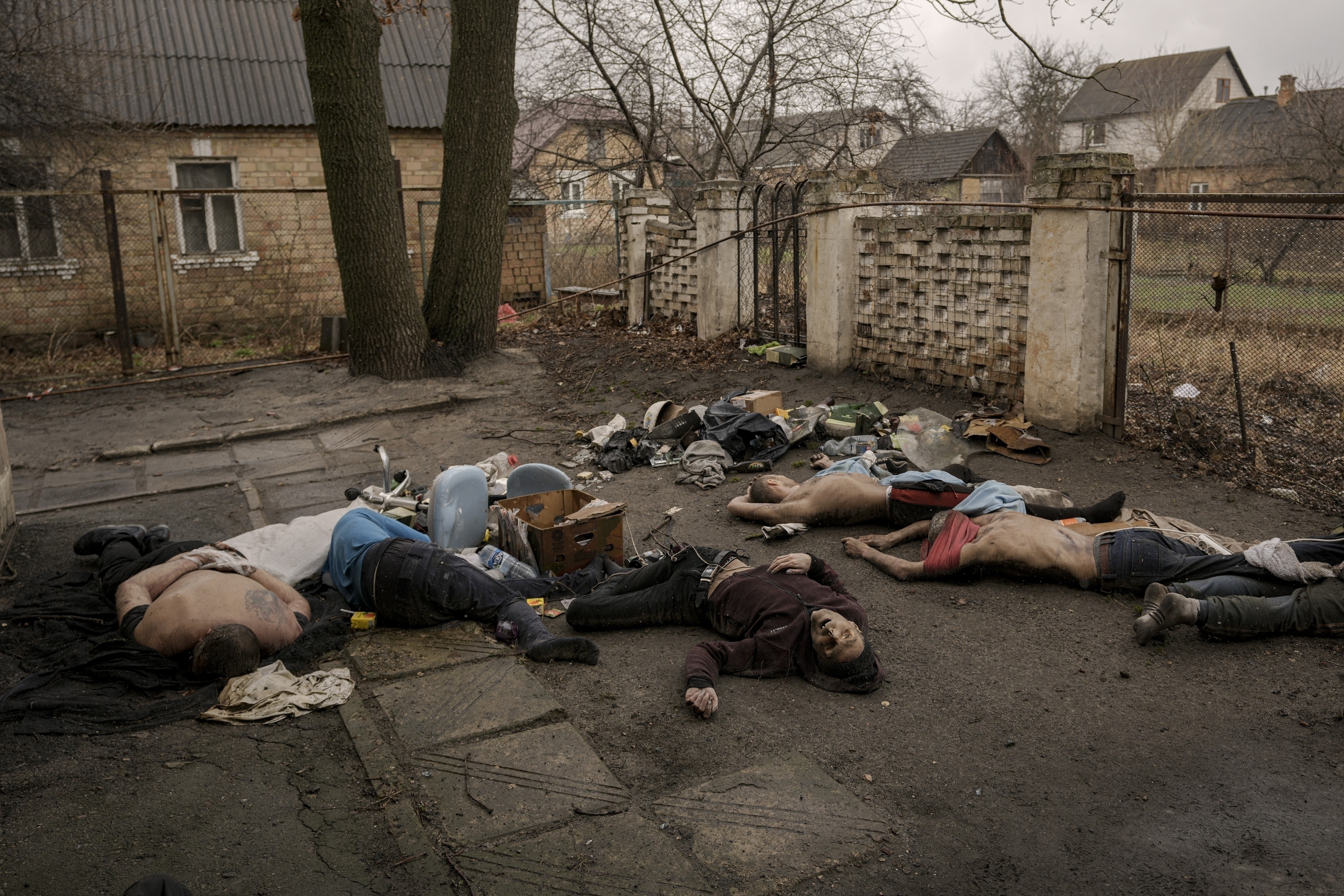 Esta es una de las fotos sobre las que Amorim hizo el polémico comentario: en la imagen se ven cadáveres de hombres, algunos con las manos atadas por la espalda, en Bucha, Ucrania, el 3 de abril de 2022.  (AP Foto/Vadim Ghirda)