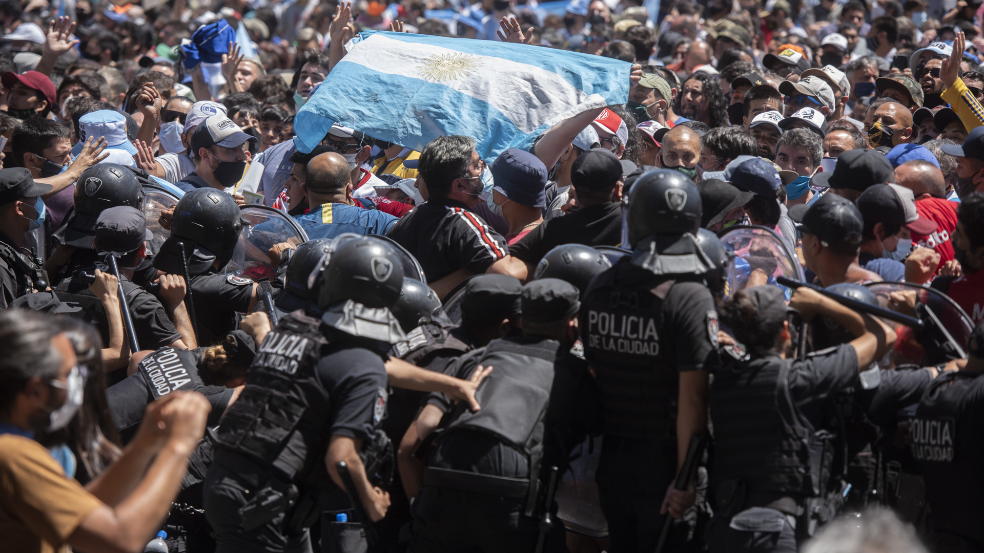 Se vivieron momentos de tensión y violencia en el último adiós a Maradona, con incidentes que incluyeron aglomeraciones, empujones, botellazos y hasta enfrentamientos cuerpo a cuerpo con la policía (Adrián Escandar)