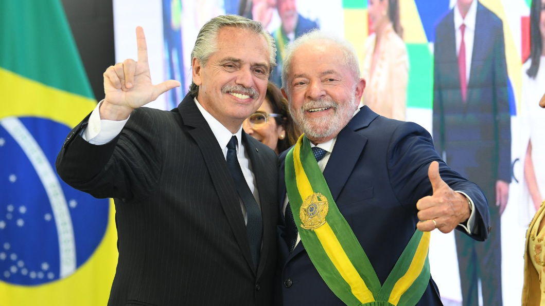 Alberto Fernández junto a Lula da Silva durante la ceremonia de asunción del Presidente de Brasil